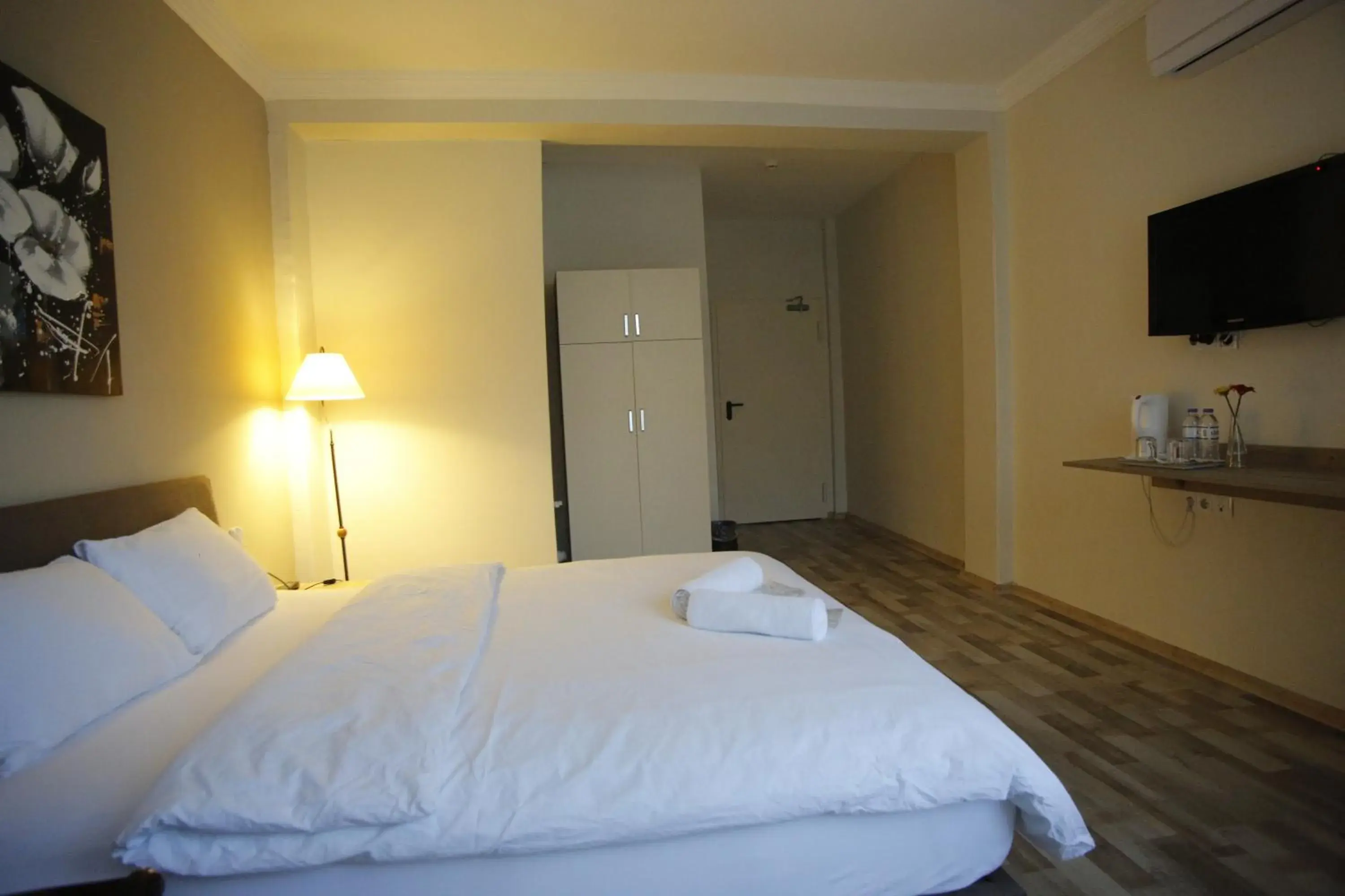 Photo of the whole room, Bed in Puffin Suites