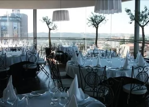 Restaurant/places to eat in Hotel Dighton