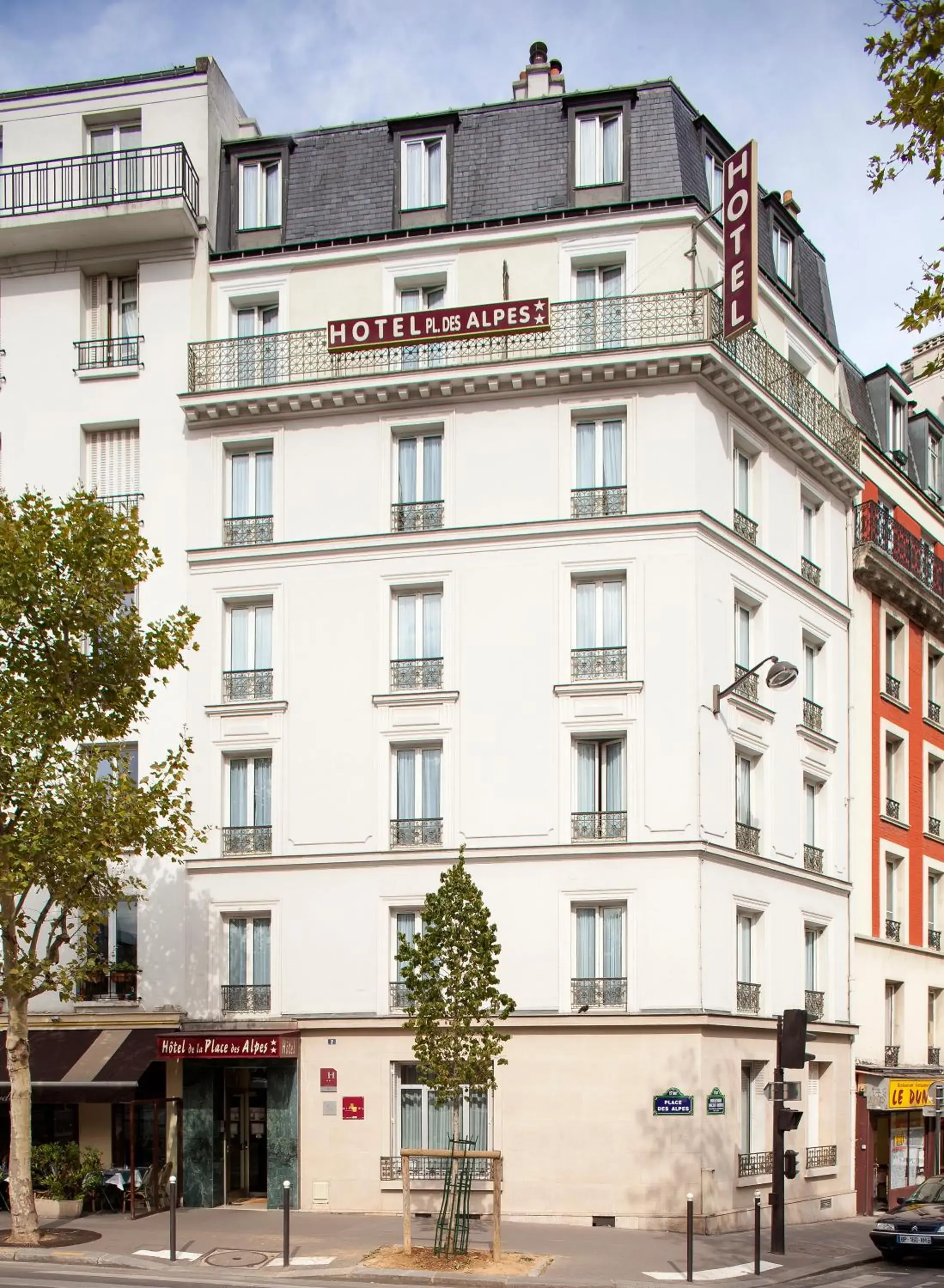 Facade/entrance in Hôtel de la Place des Alpes