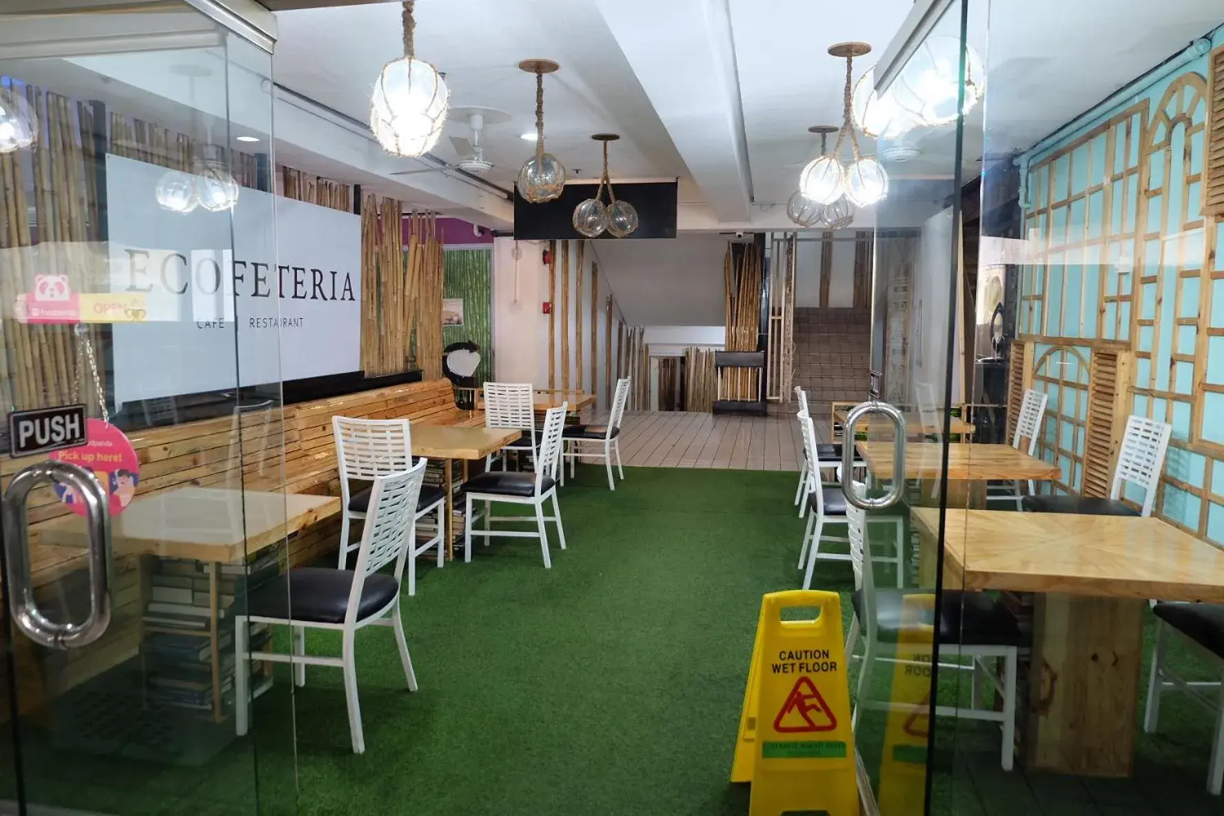 Restaurant/places to eat in Spaces Hotel Makati - People & Pets