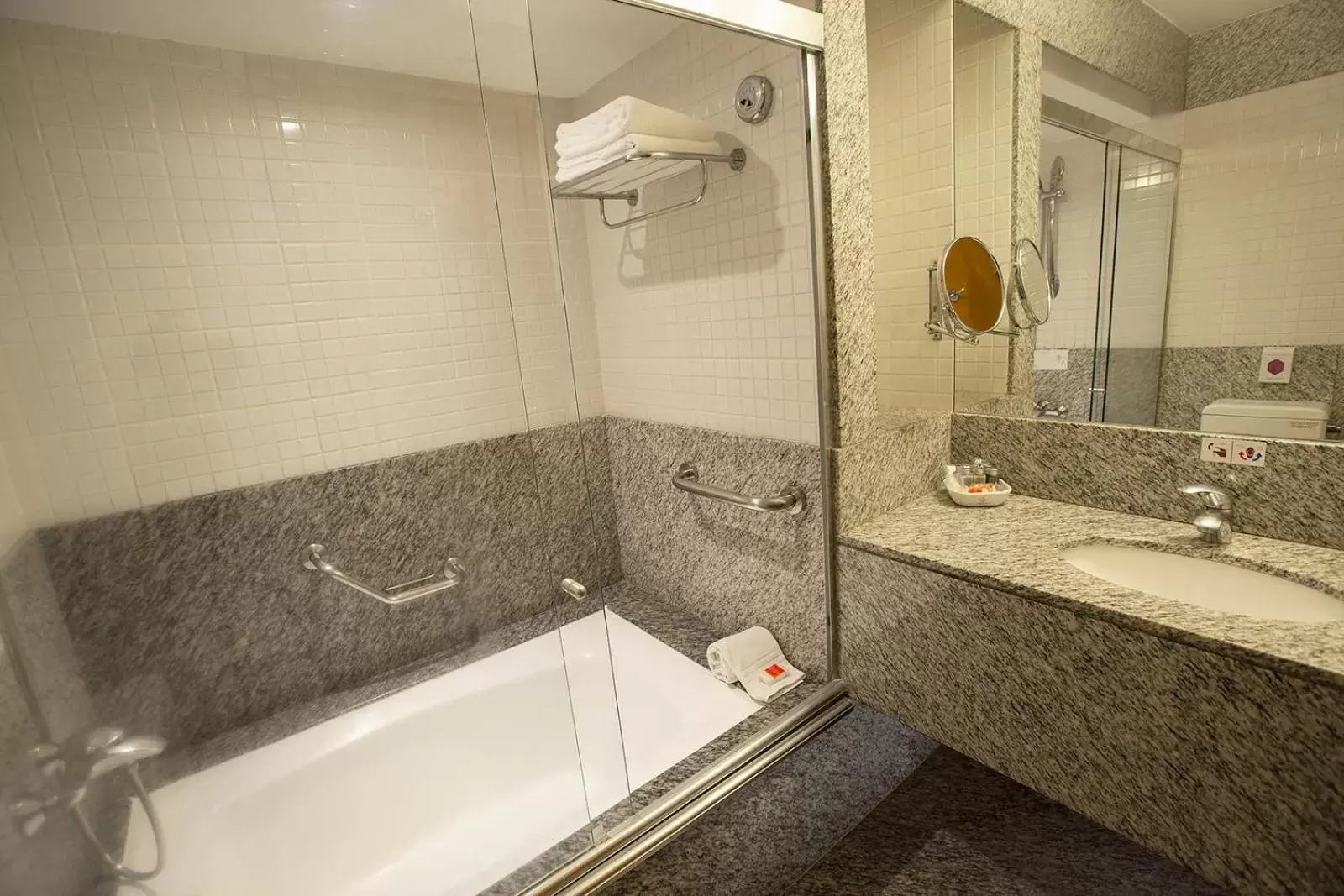 Bathroom in Golden Tower Pinheiros by Fênix Hotéis Bathroom in Golden Tower Pinheiros by Fênix Hotéis