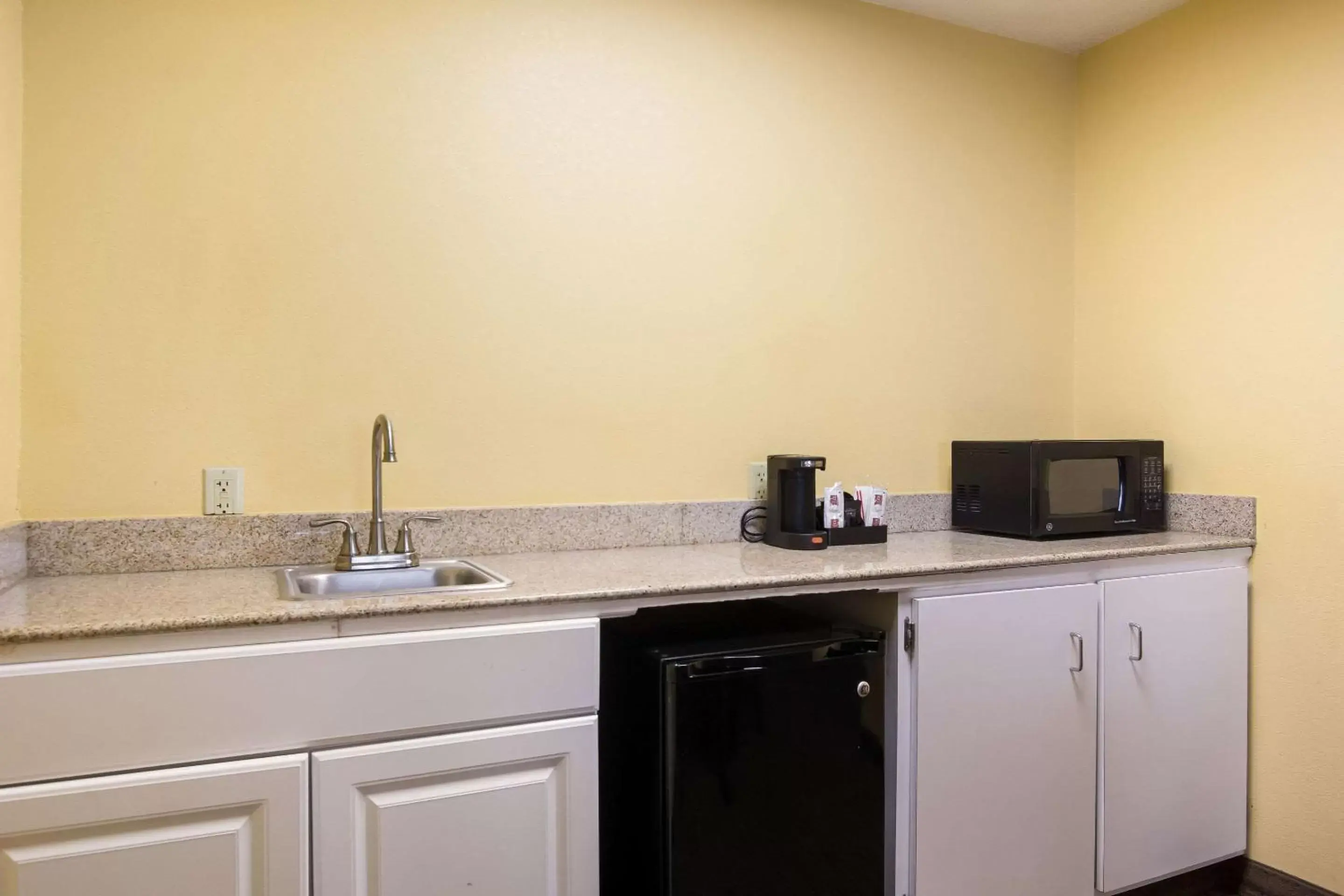 Bedroom, Kitchen/Kitchenette in Quality Inn & Suites CVG Airport