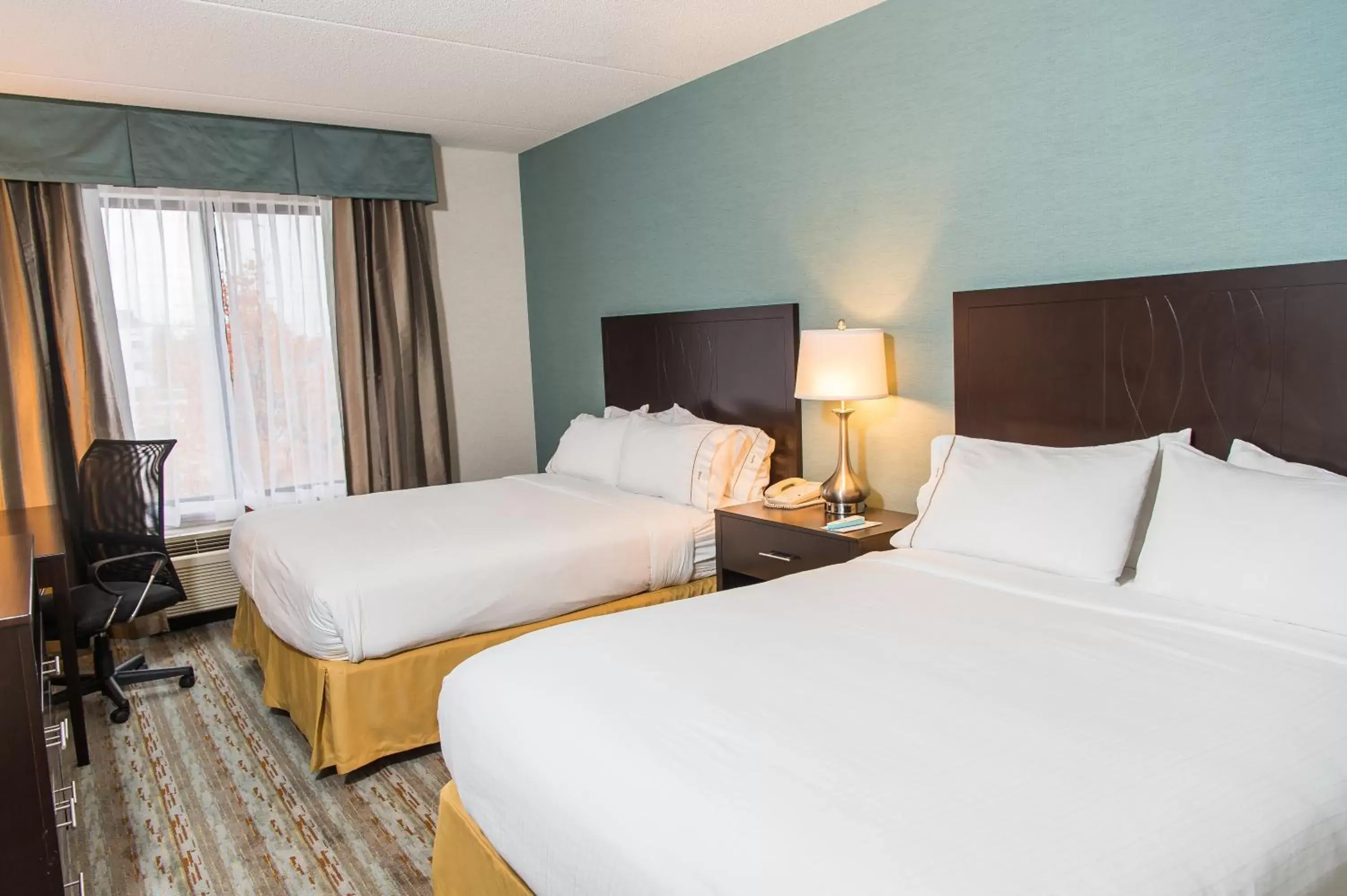 Photo of the whole room, Bed in Holiday Inn Express Hotel & Suites Erie-Summit Township, an IHG Hotel
