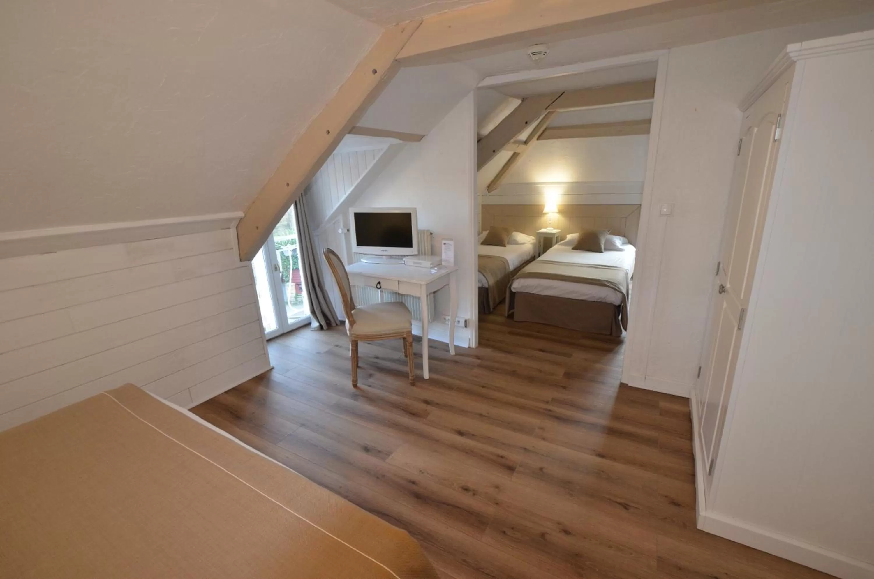 Seating area, Bed in Demeures & Châteaux - Hôtel de la porte Saint-Malo - DINAN