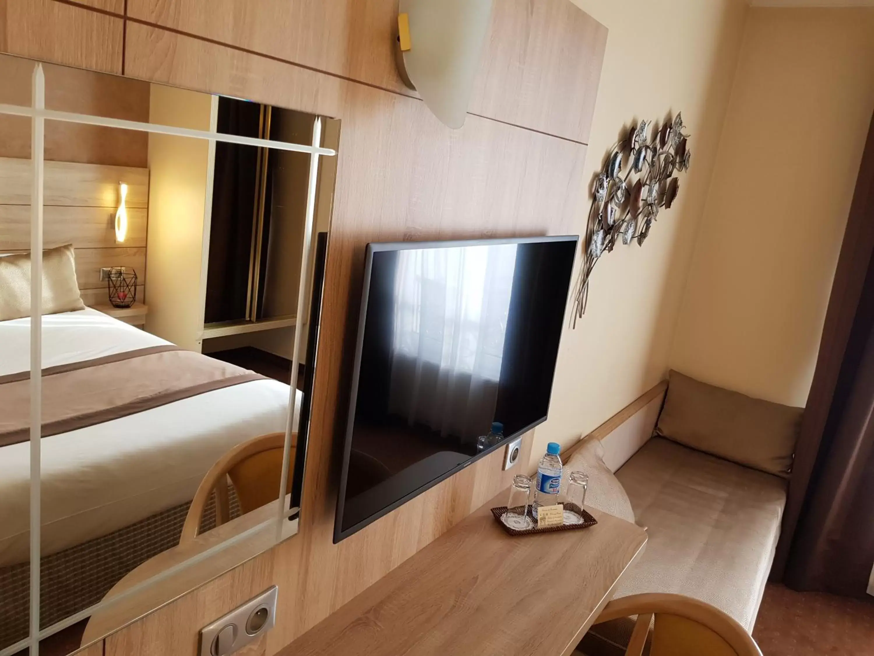Bed, TV/Entertainment Center in Hotel Champerret Elysees