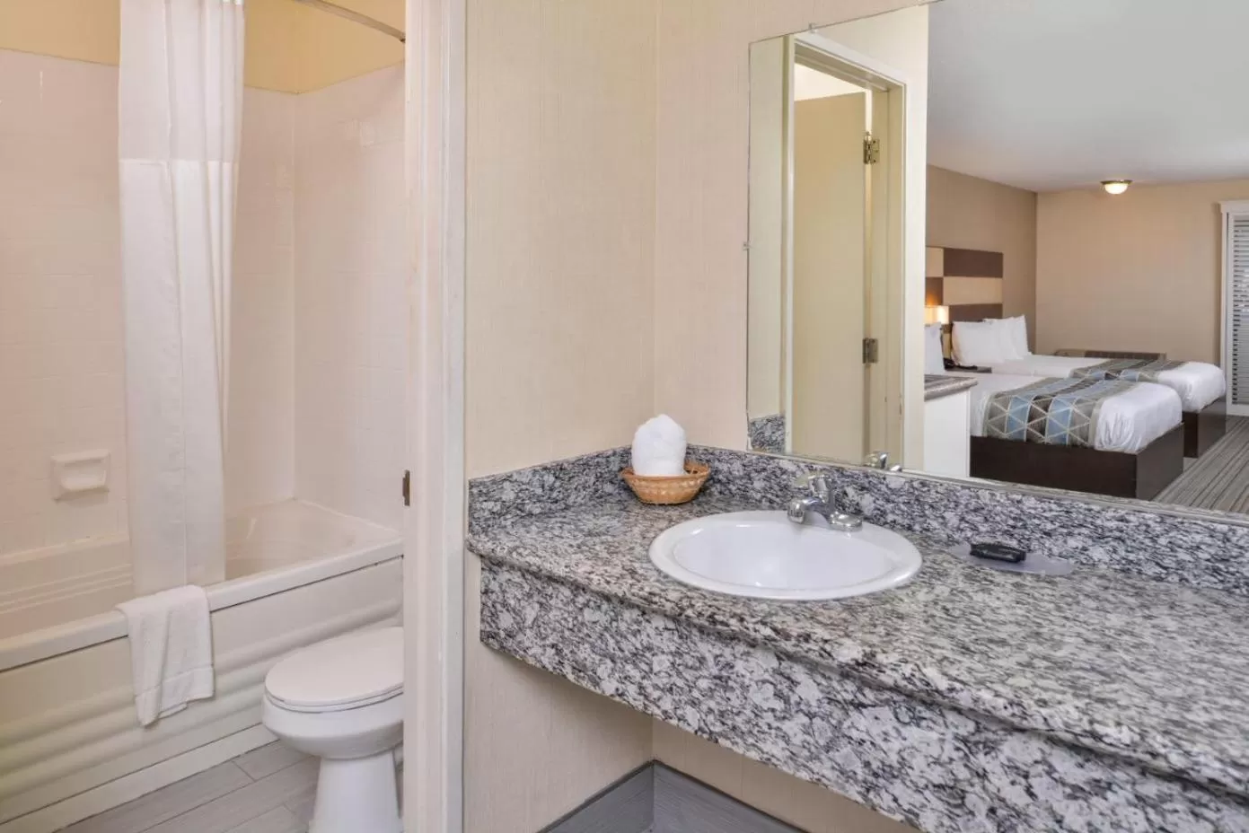 Bathroom, Bed in Good Living Inn