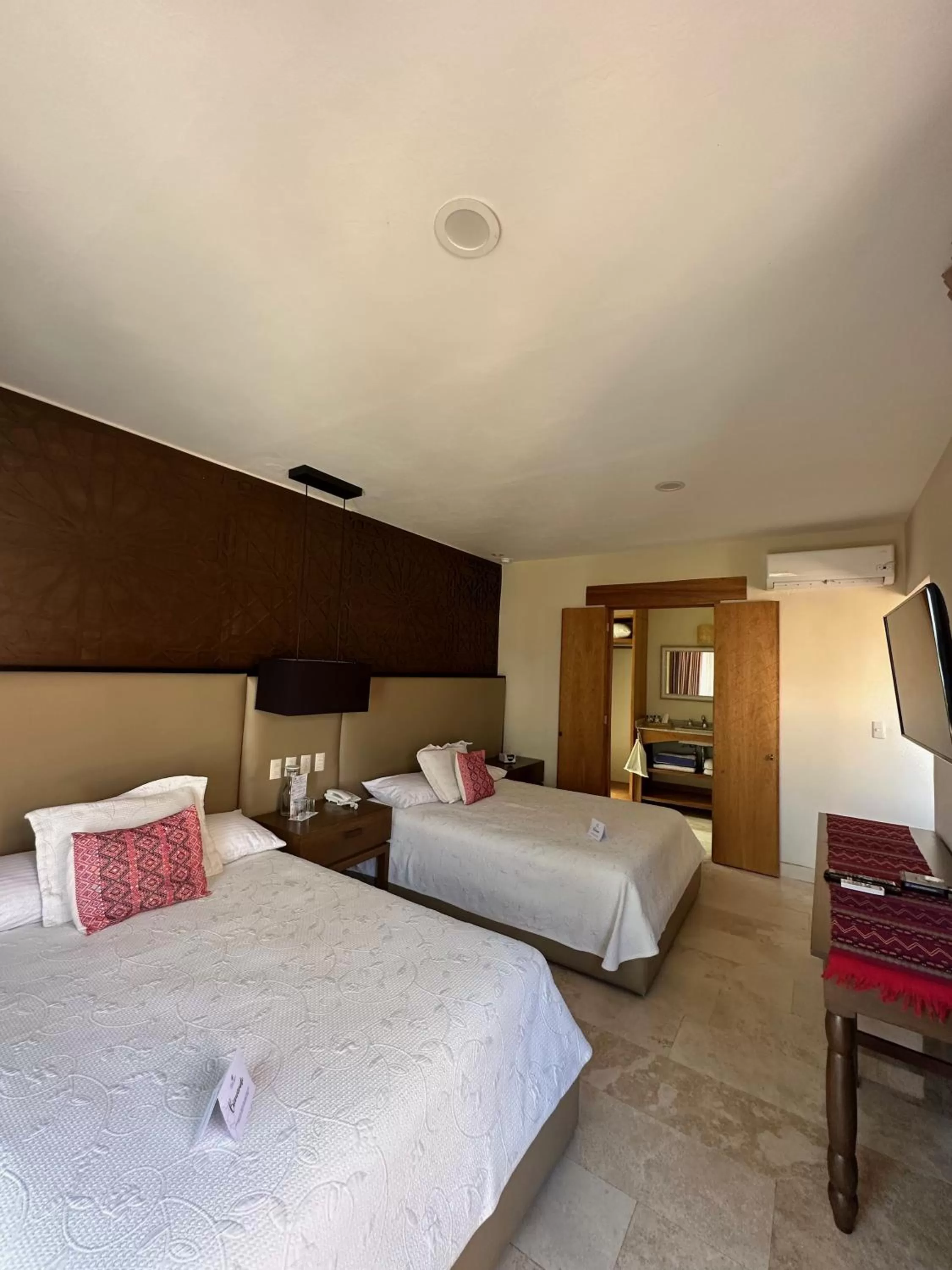 Bed in Hotel Lindo Ajijic Bed & Breakfast