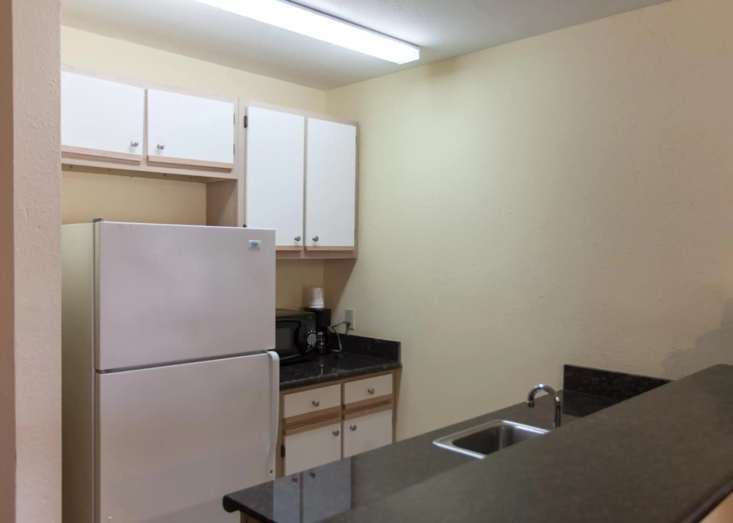 Kitchen or kitchenette, Kitchen/Kitchenette in Days Inn by Wyndham Shenandoah