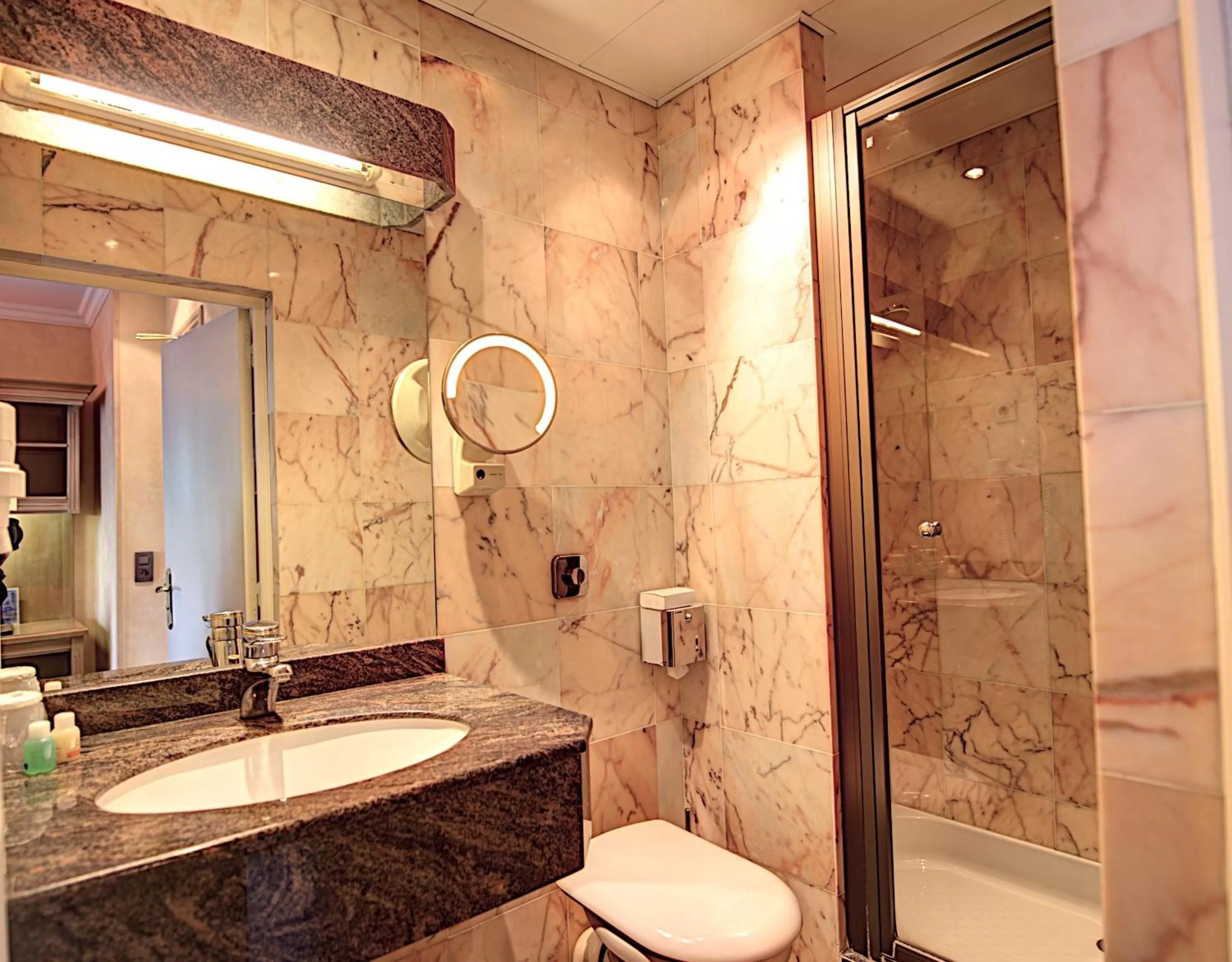 Bathroom in Hôtel Du Midi Paris Montparnasse