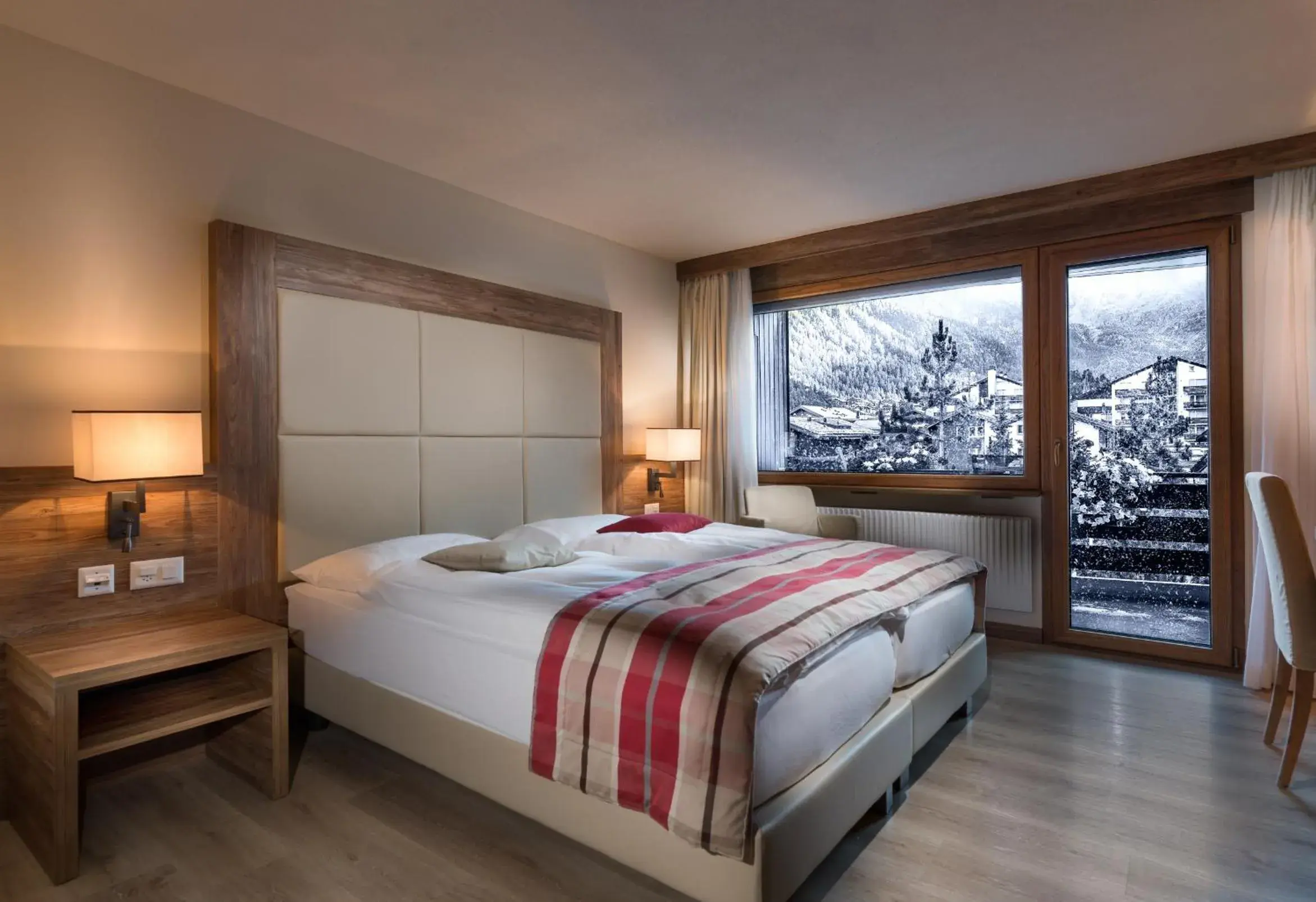 Photo of the whole room, Bed in Hotel Ambassador Zermatt