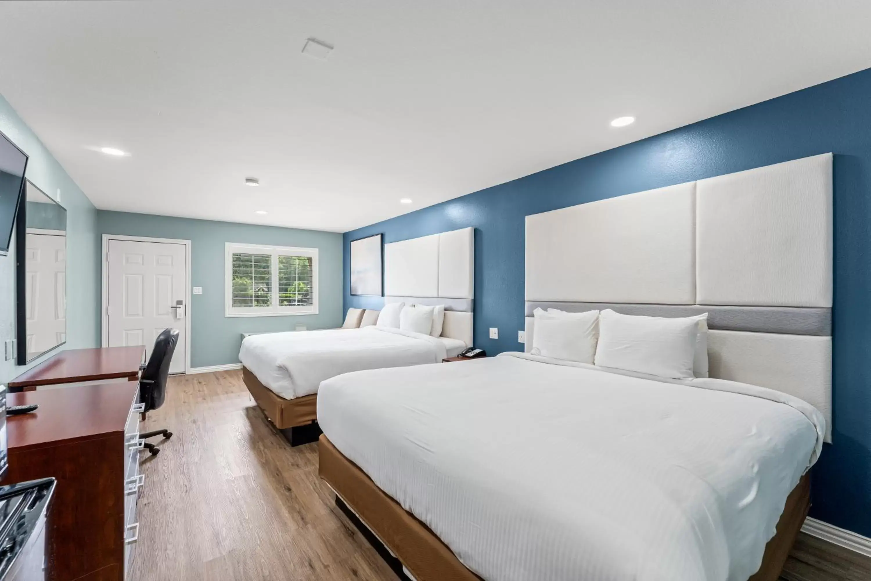 Bed in Executive Inn & Suites Magnolia