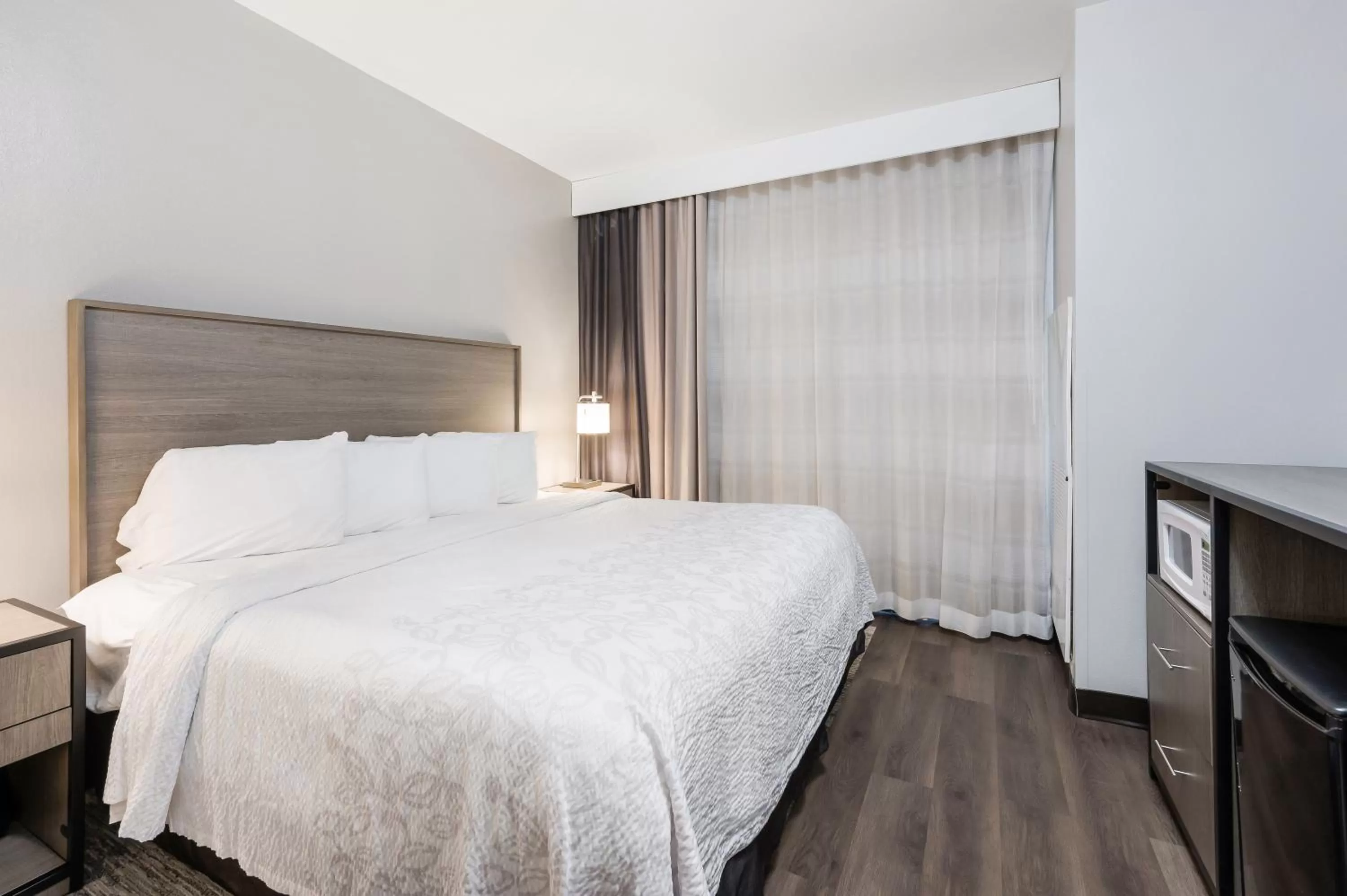 Bedroom, Bed in Red Roof Inn PLUS & Suites Birmingham - Bessemer