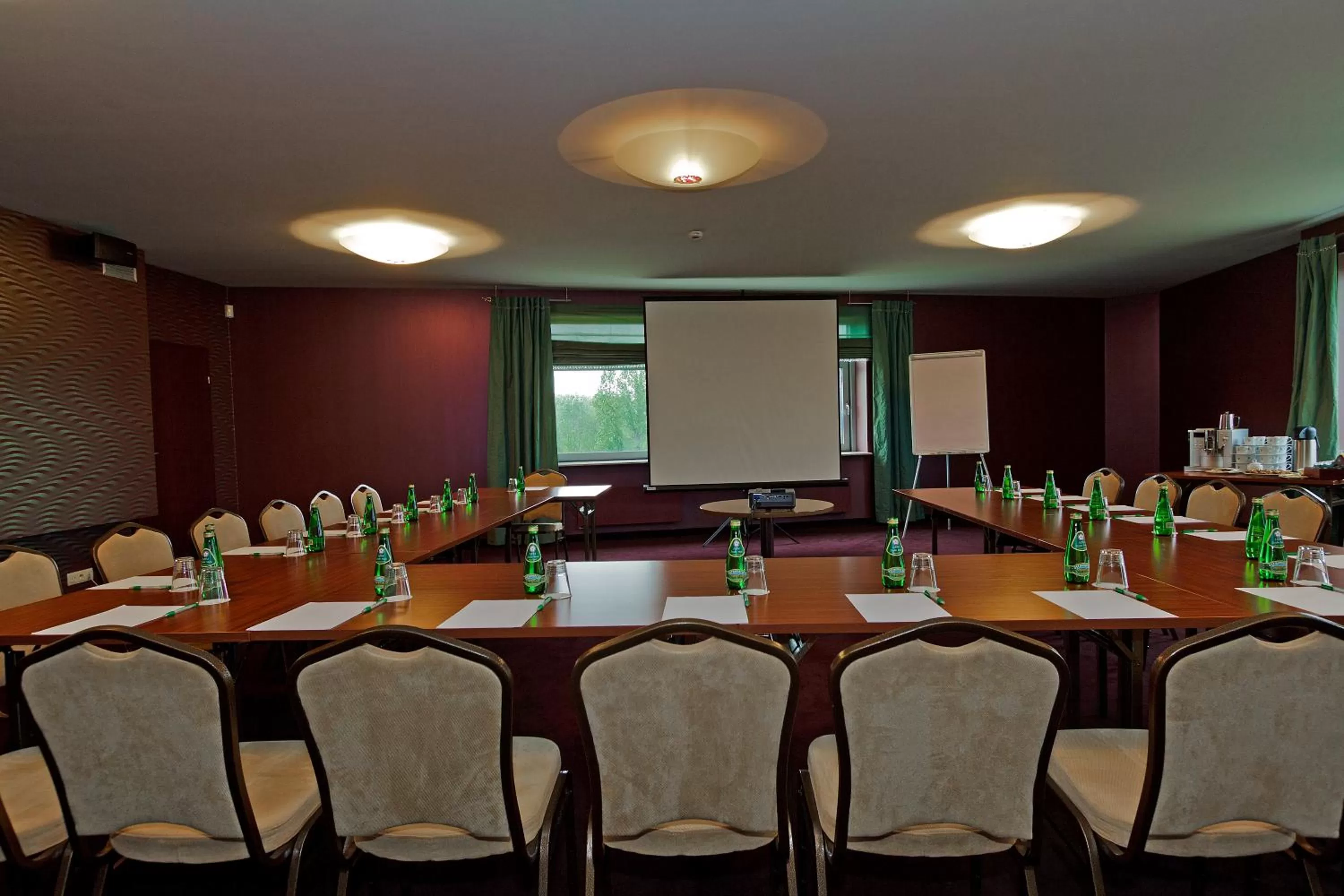 Business facilities in Hotel Victor Pruszków DeSilva