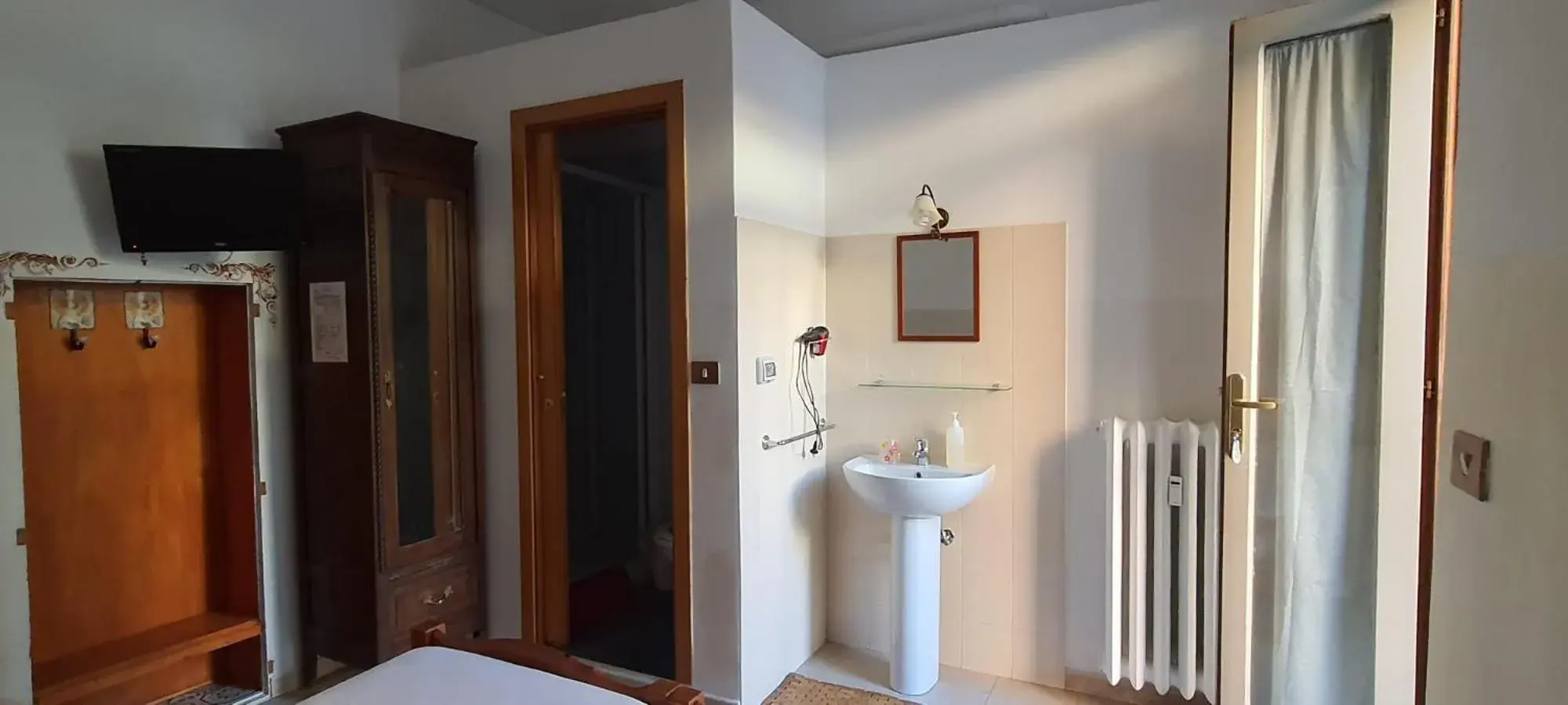 Photo of the whole room, Bathroom in Albergo Avalon