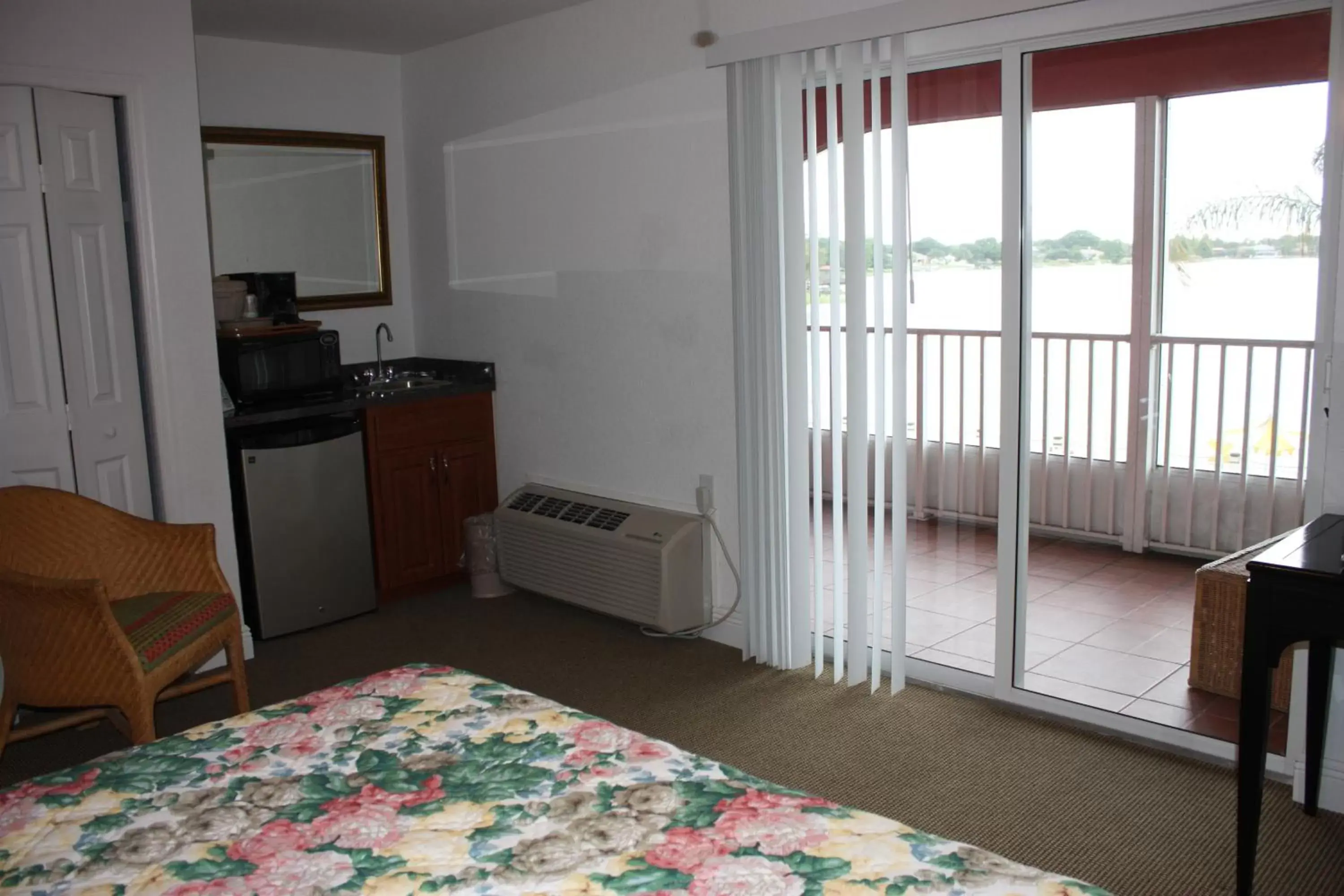 Balcony/Terrace, Bed in Lake Roy Beach Inn - Winter Haven