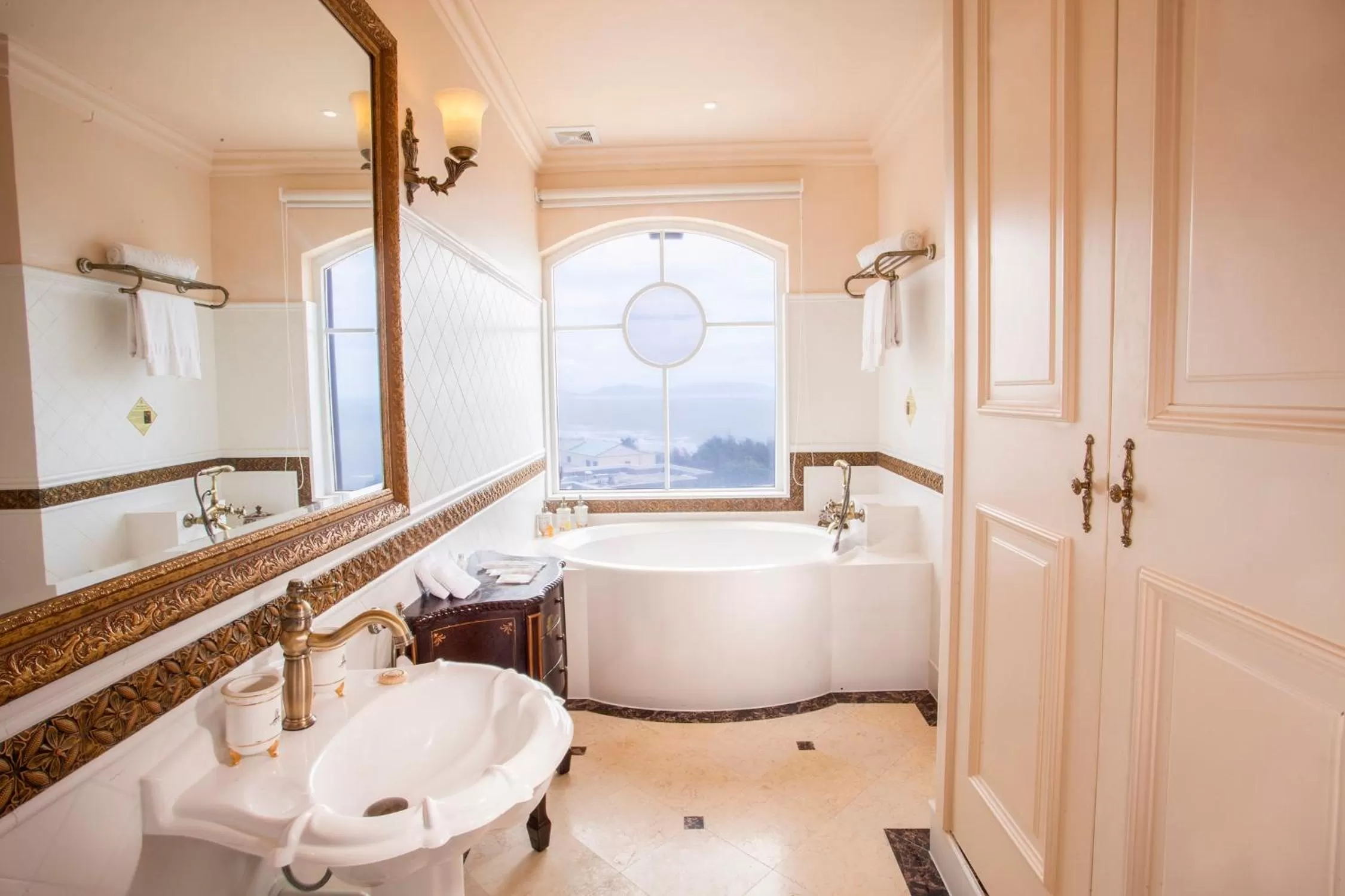 Deluxe Ocean King Room with Balcony in The IMPERIAL Vung Tau Hotel