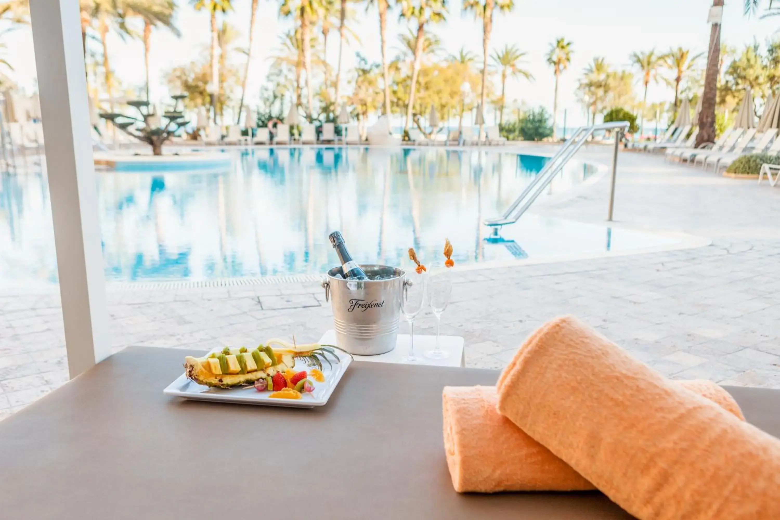 Swimming pool in Sentido Castell de Mar