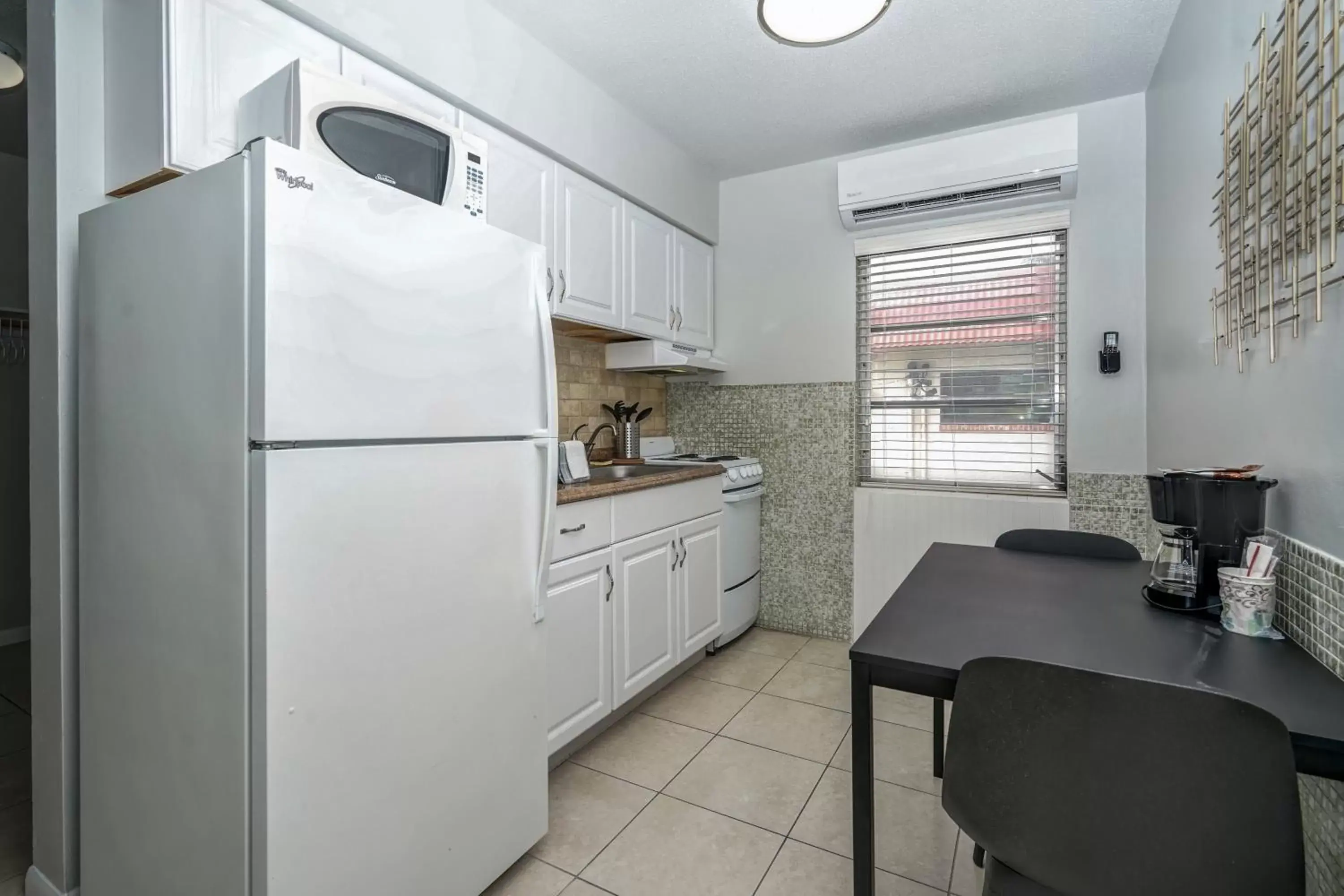 Kitchen/Kitchenette in Ocean Villas of Deerfield