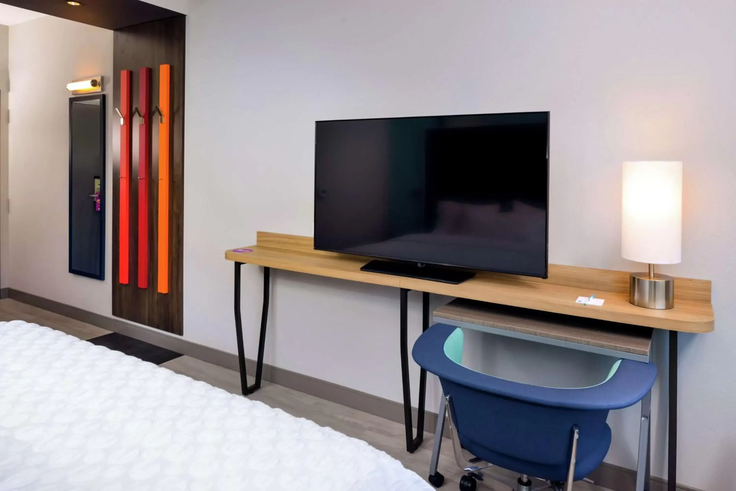 Bedroom, TV/Entertainment Center in Tru By Hilton Staunton