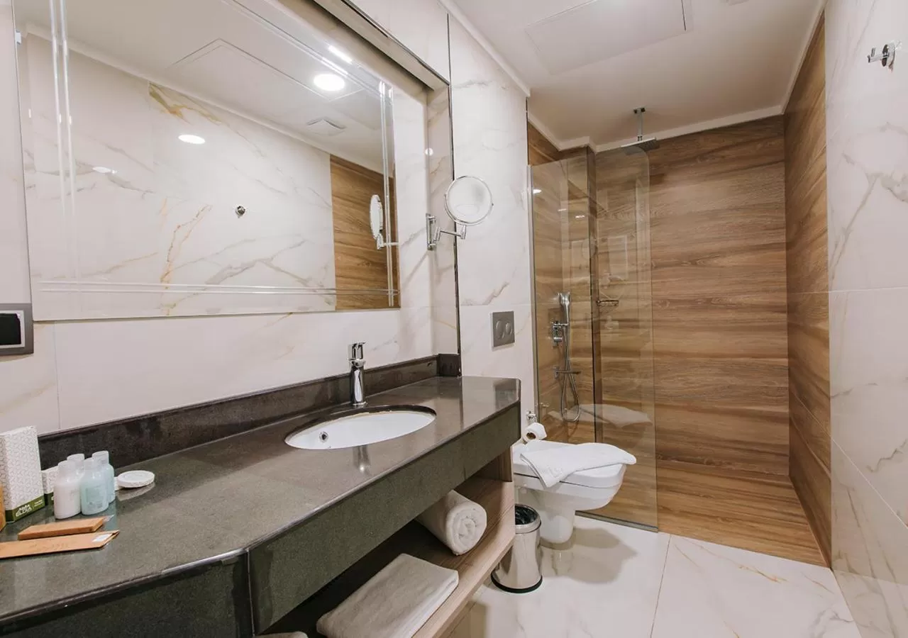 Shower in Peerless Villas Hotel