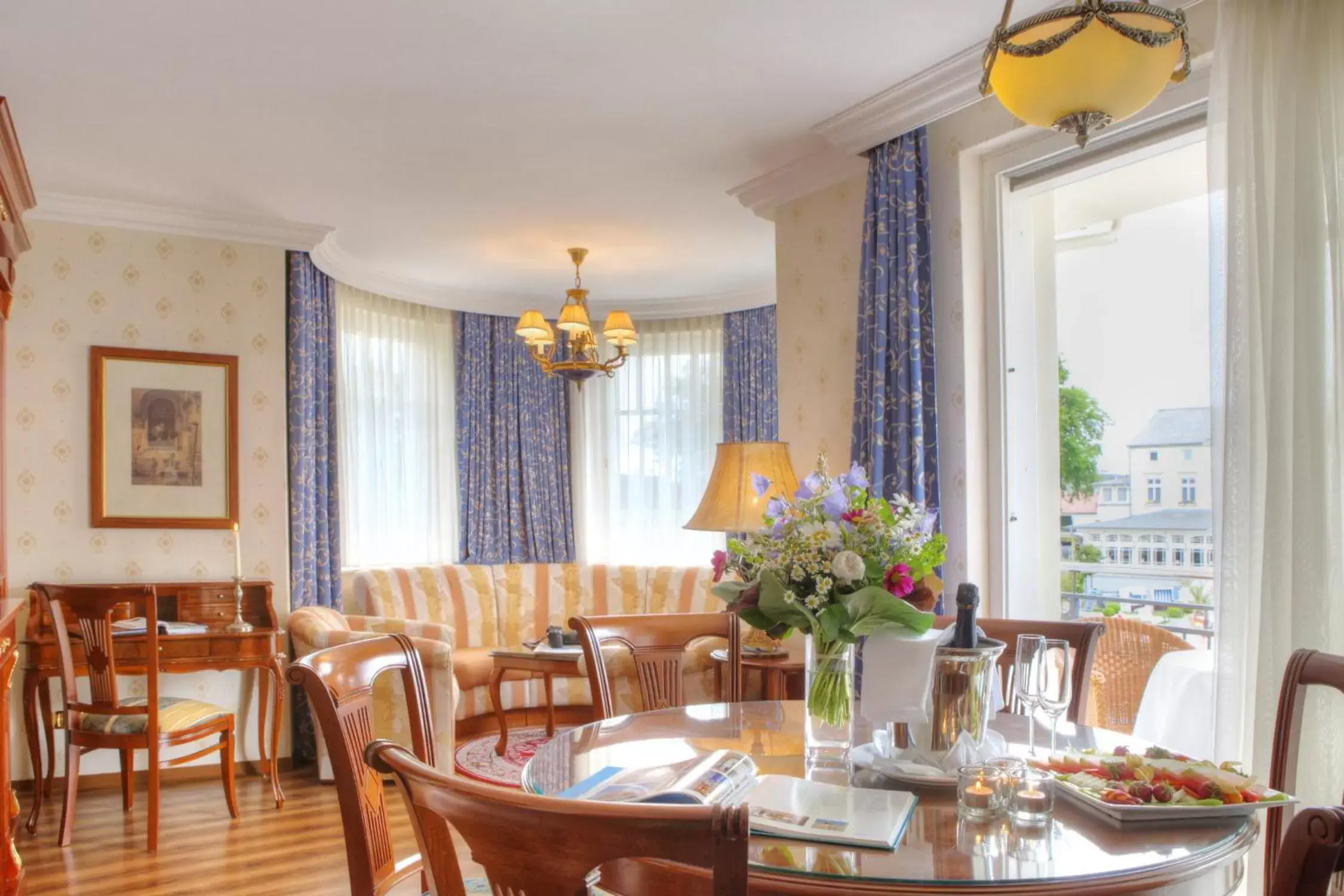 Living room, Restaurant/Places to Eat in SEETELHOTEL Ahlbecker Hof