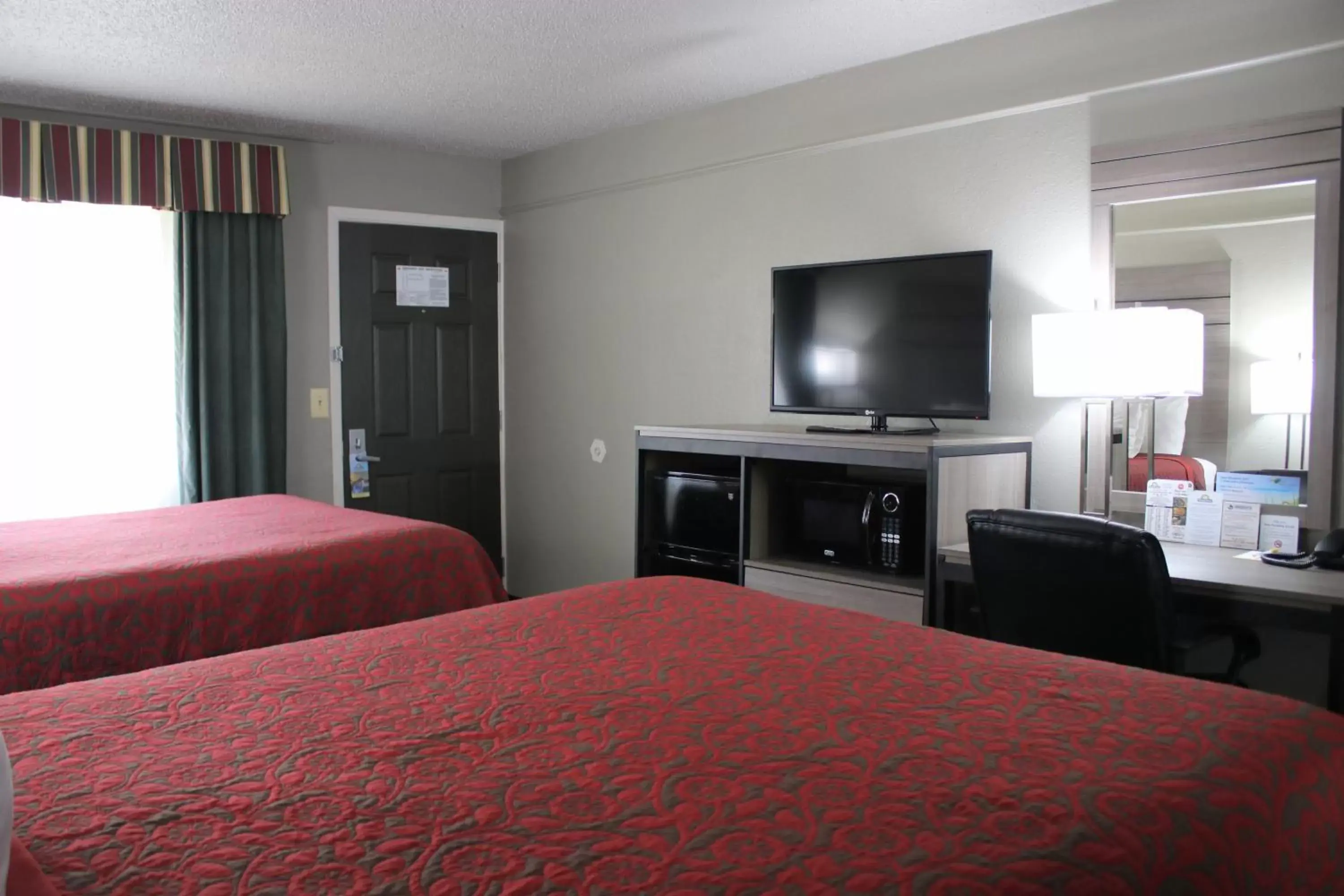 TV and multimedia, Bed in Days Inn by Wyndham N.W. Medical Center