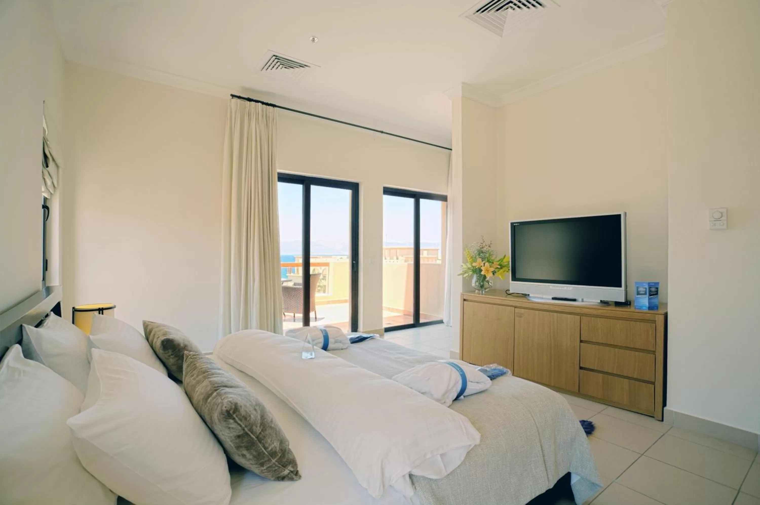 Bedroom, Bed in Grand Tala Bay Resort, Aqaba