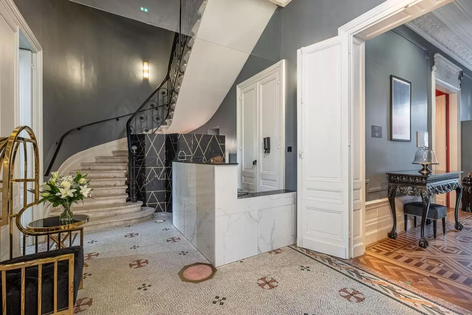 Lobby or reception, Kitchen/Kitchenette in Le Palais Gallien Hôtel & Spa