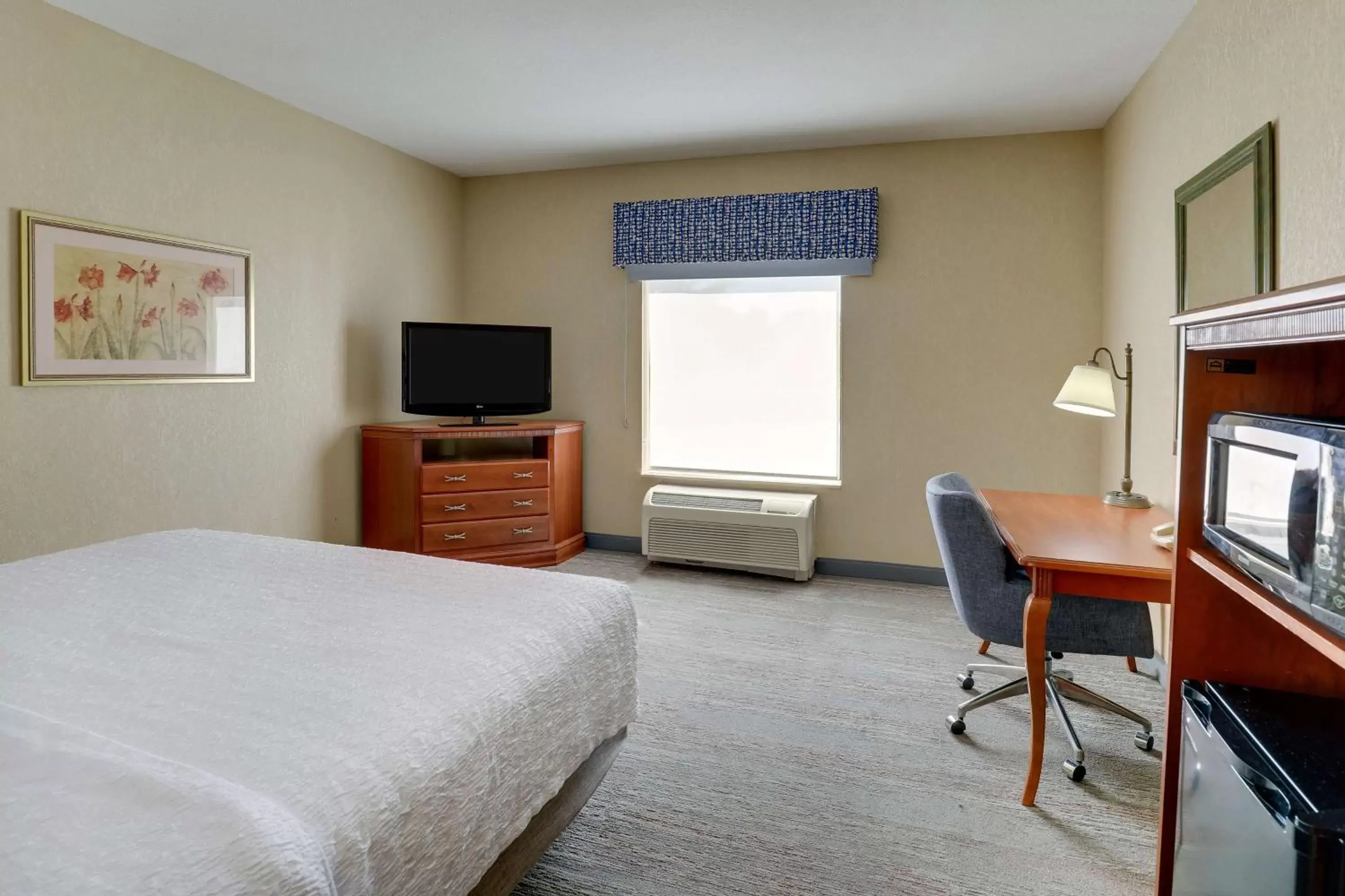 Bedroom, TV/Entertainment Center in Hampton Inn & Suites St. Louis - Edwardsville