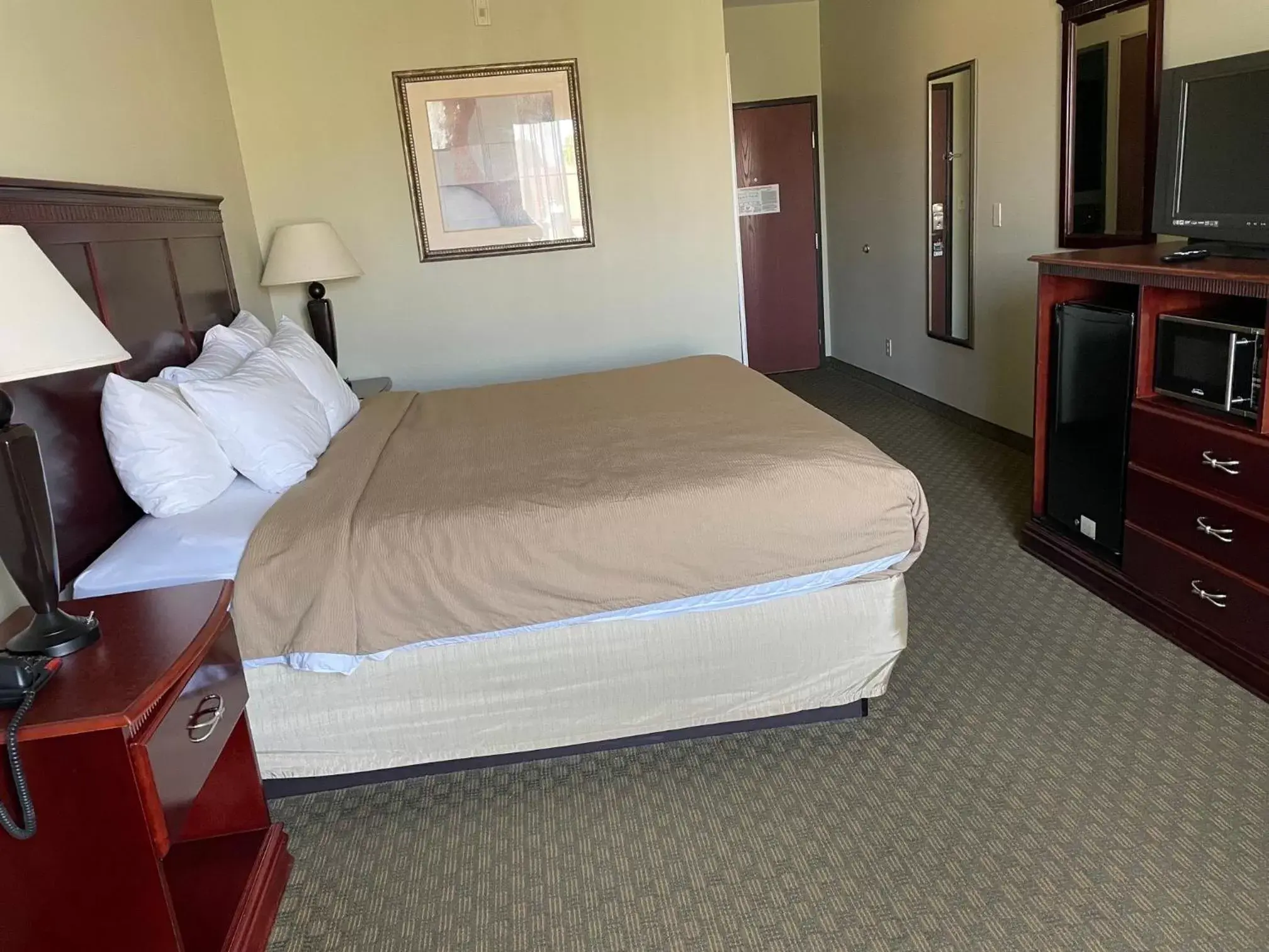 Photo of the whole room, Bed in Heritage Inn and Suites