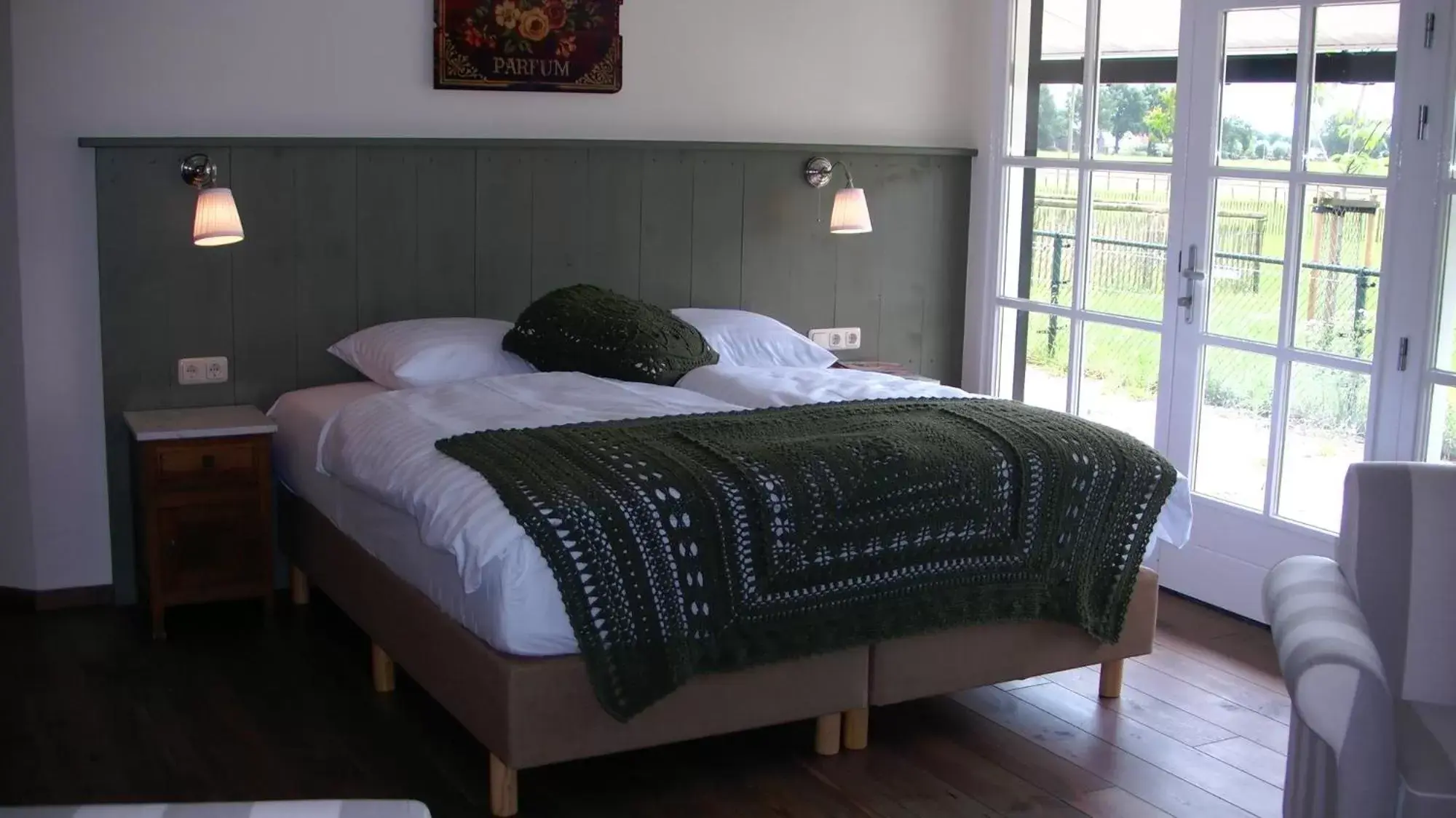 Photo of the whole room, Bed in De Turfstaeker