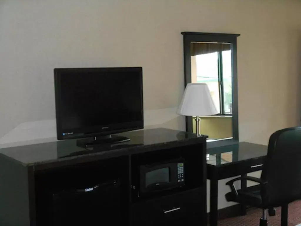 TV and multimedia, TV/Entertainment Center in GuestHouse Inn St. Joseph