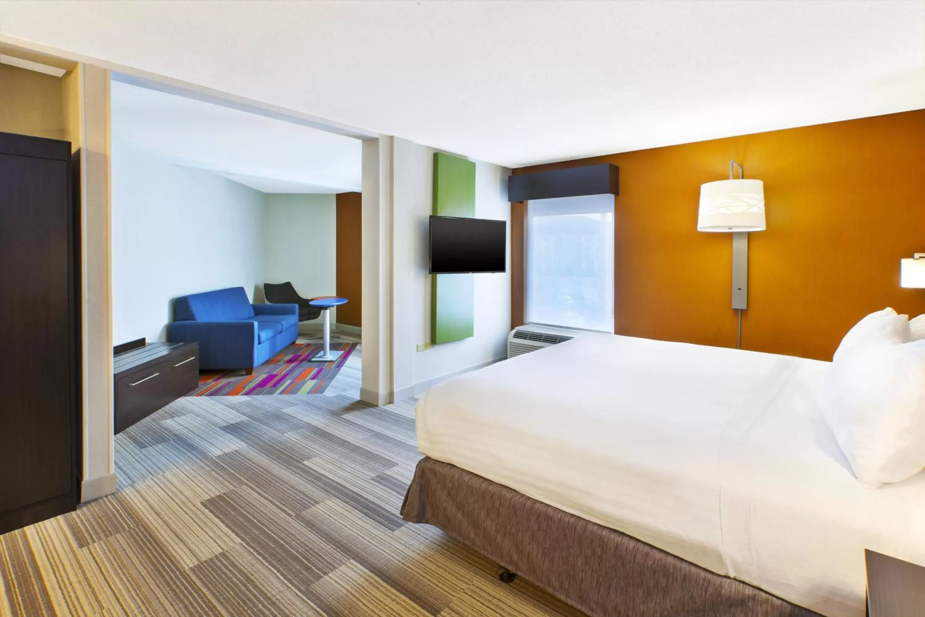 Photo of the whole room, Bed in Holiday Inn Express & Suites Chicago-Midway Airport, an IHG Hotel