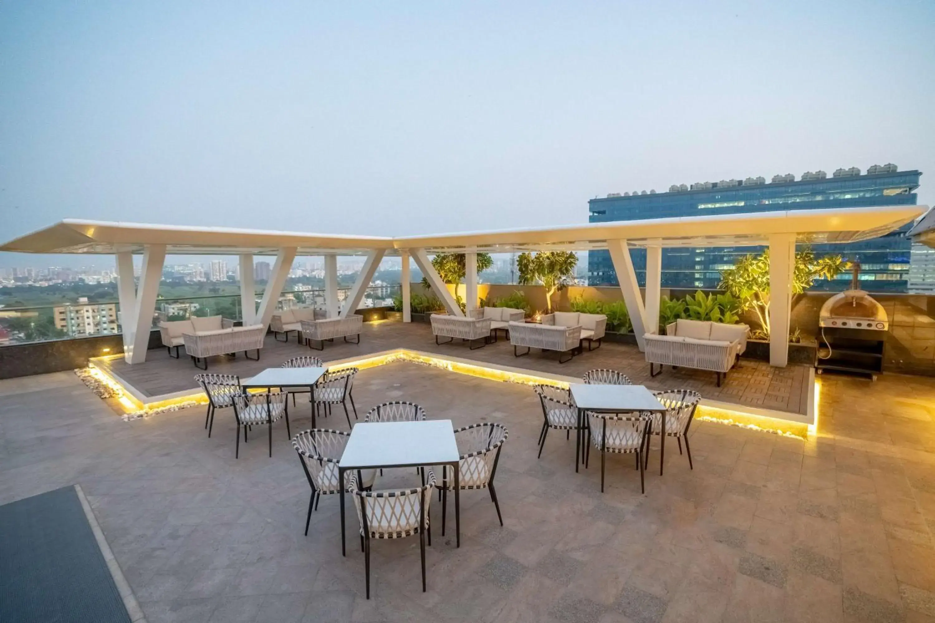 Lounge or bar, Restaurant/Places to Eat in Radisson Blu Pune Hinjawadi