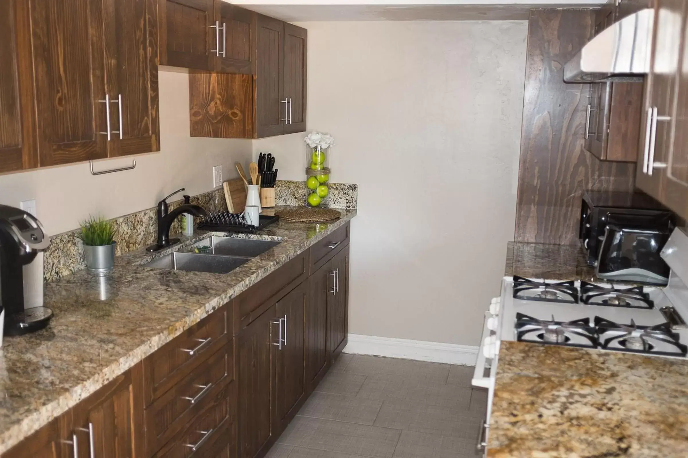 Kitchen or kitchenette, Kitchen/Kitchenette in Apple Tree Inn