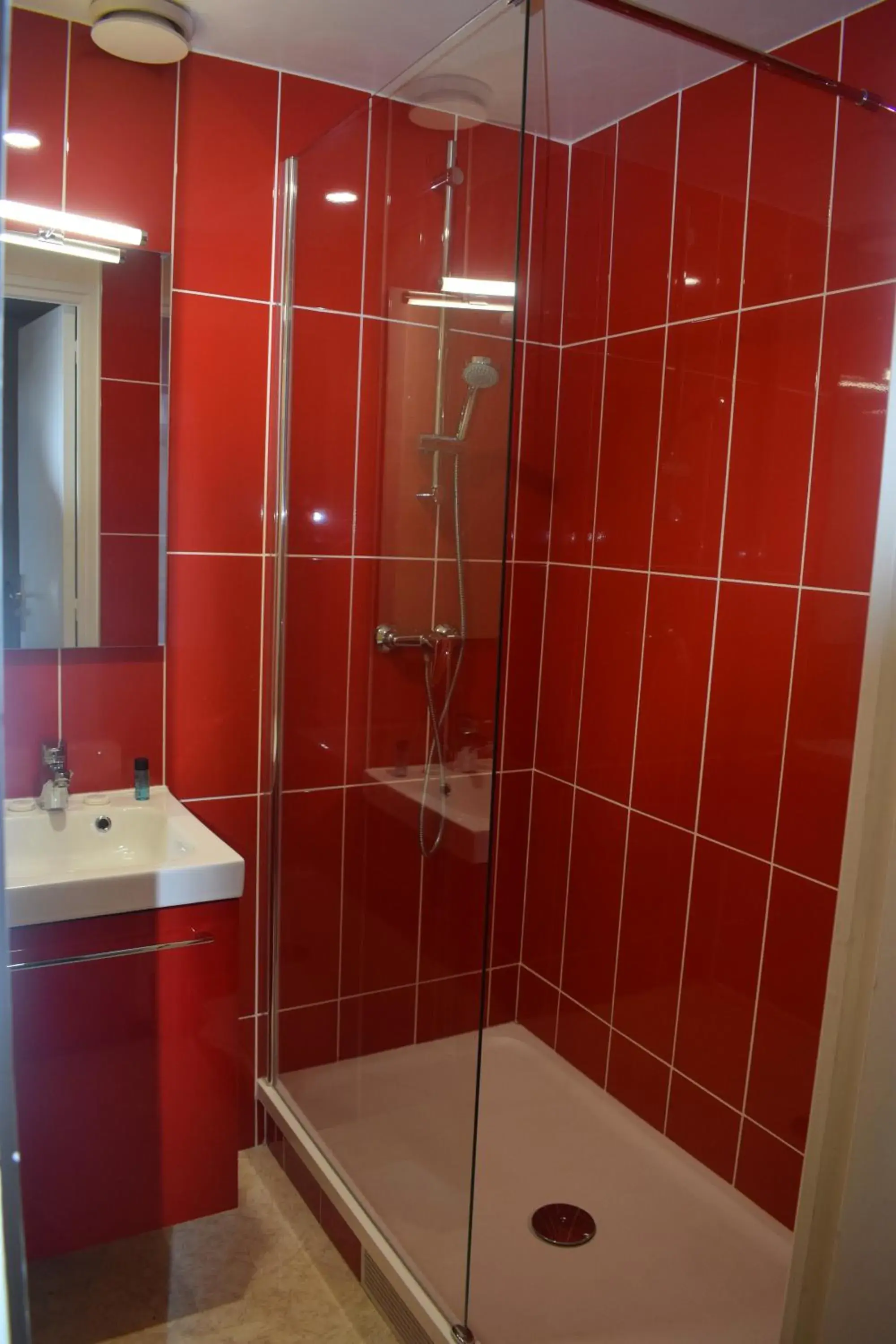 Shower, Bathroom in Metropol Hotel