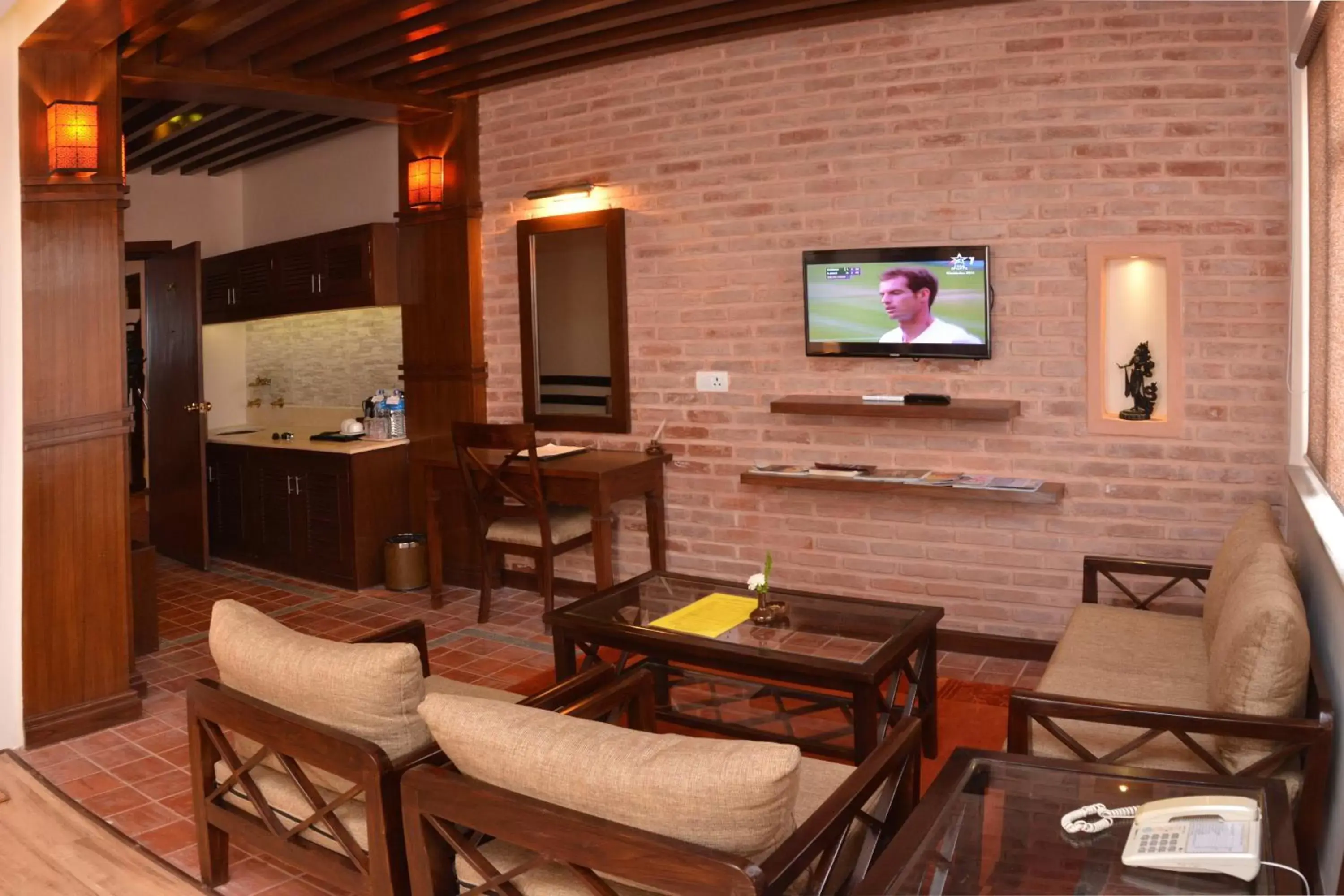 Kitchen or kitchenette, TV/Entertainment Center in Hotel Marshyangdi