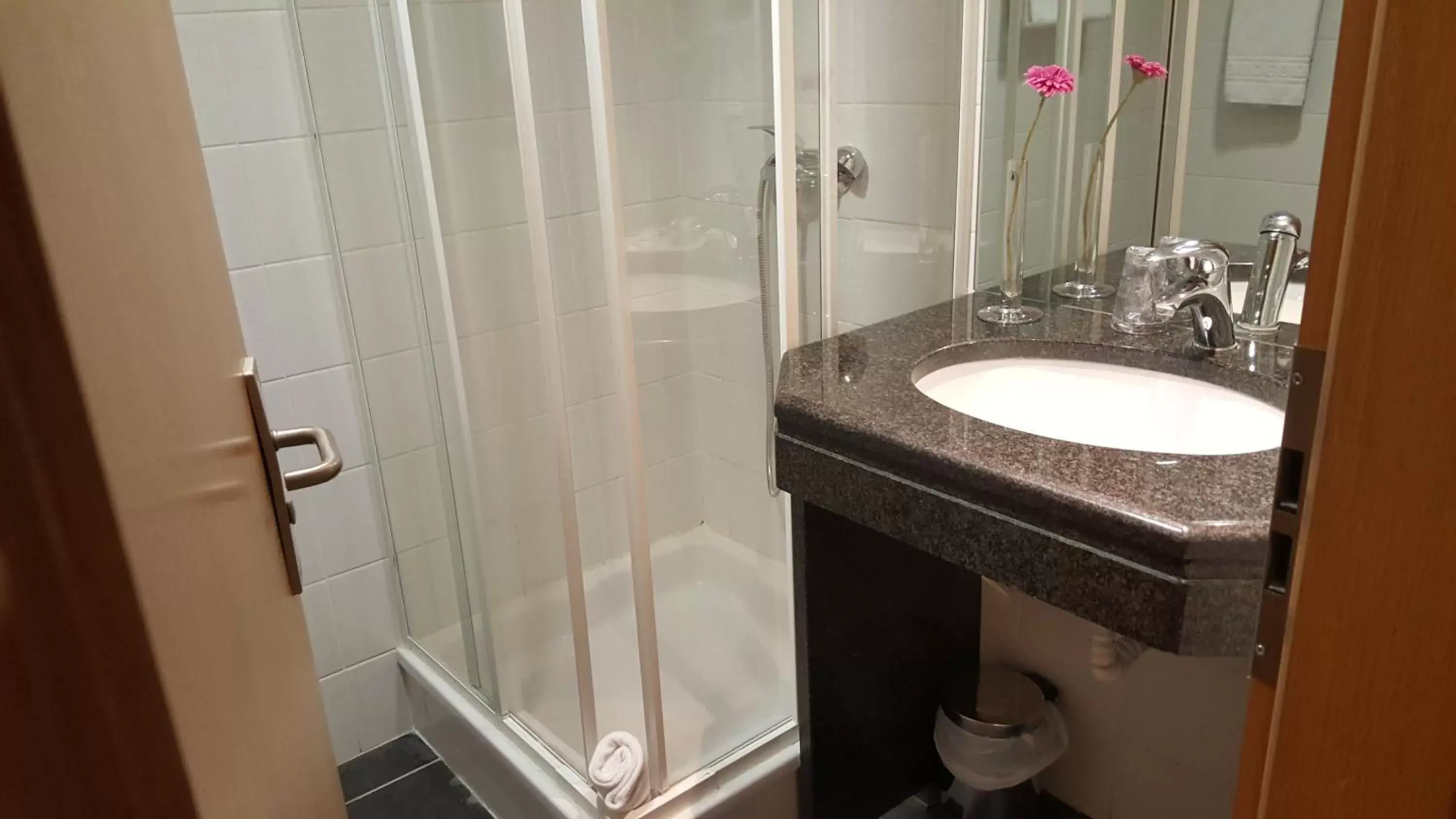 Shower, Bathroom in Hotel Jose Alberto