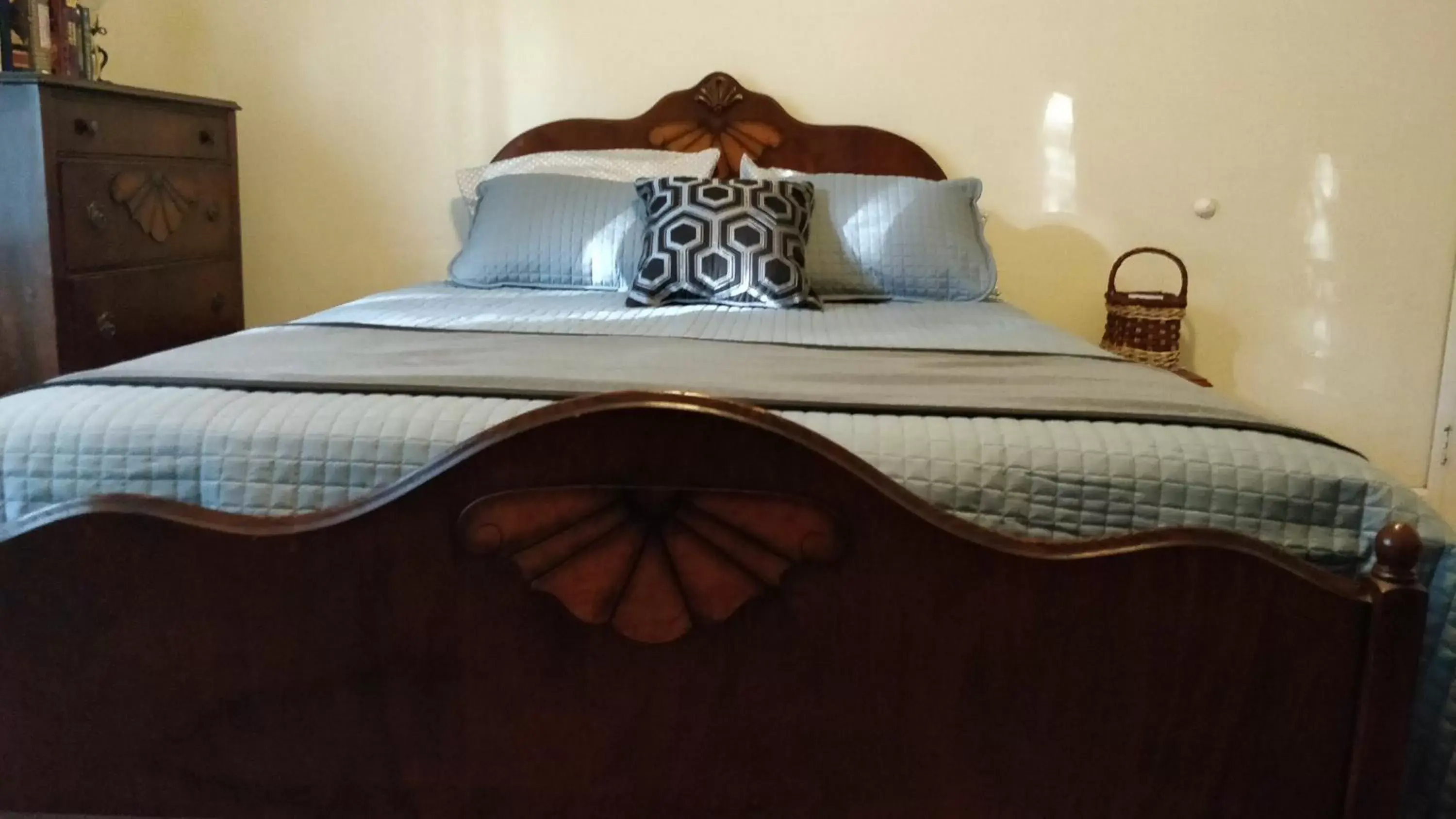 Bed in Maurrocks - A Pocono Mountains B&B