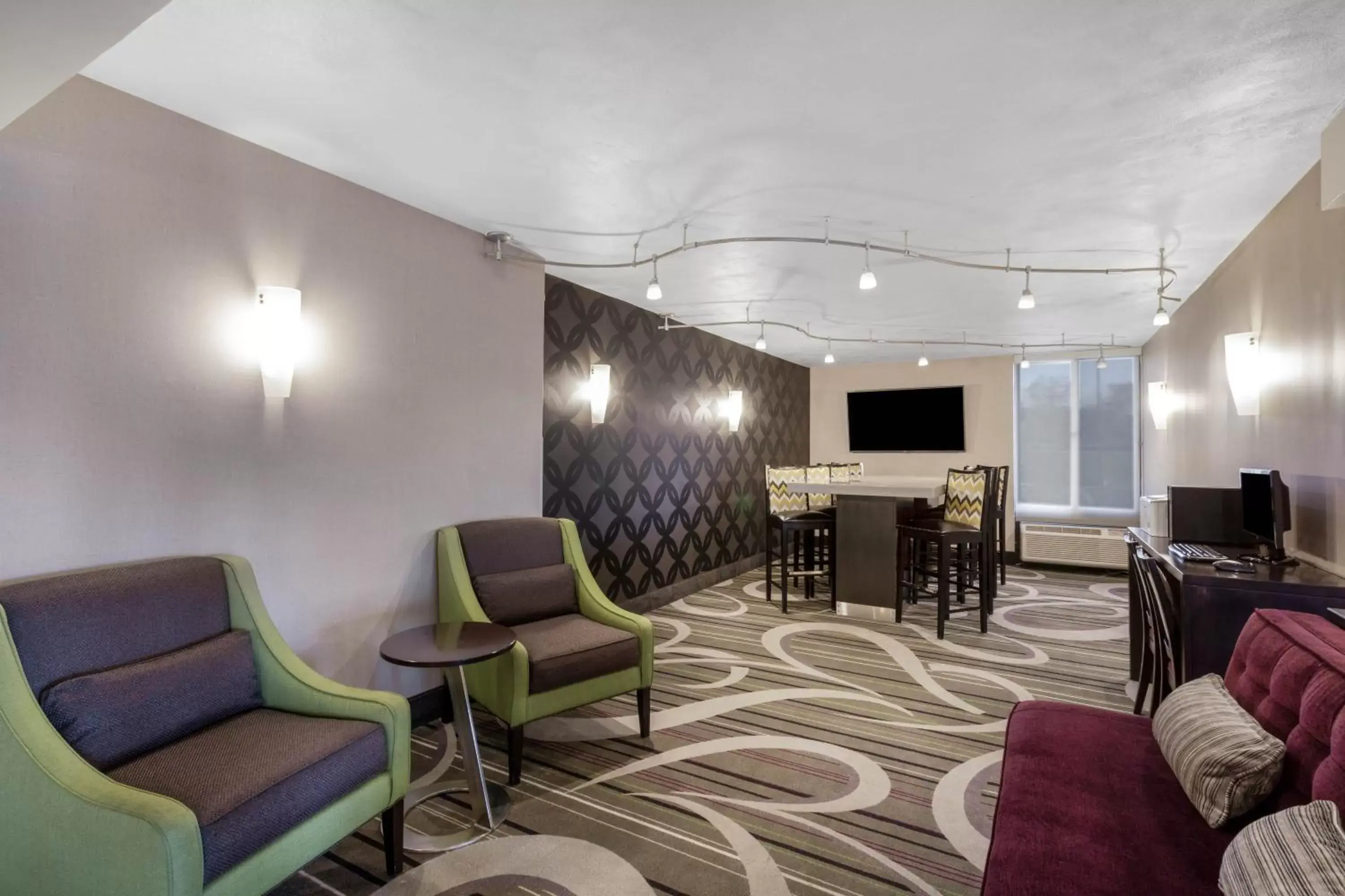 Communal lounge/ TV room, Seating Area in La Quinta Inn by Wyndham Binghamton - Johnson City