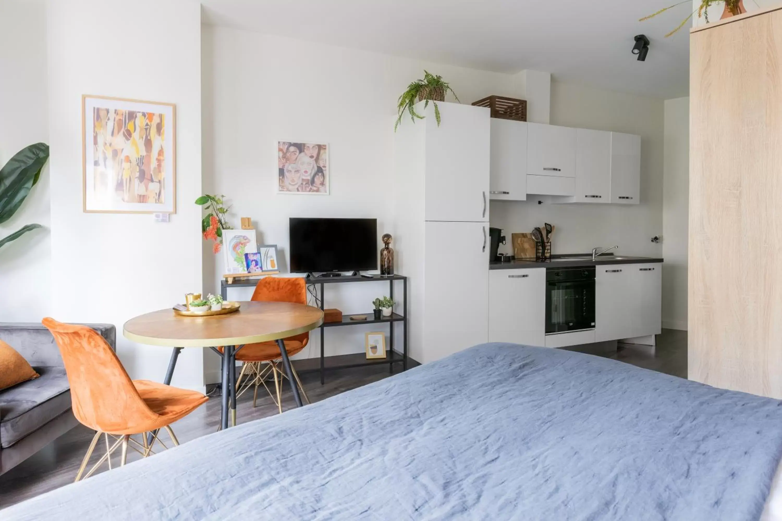 Seating area, TV/Entertainment Center in Citystays Deventer