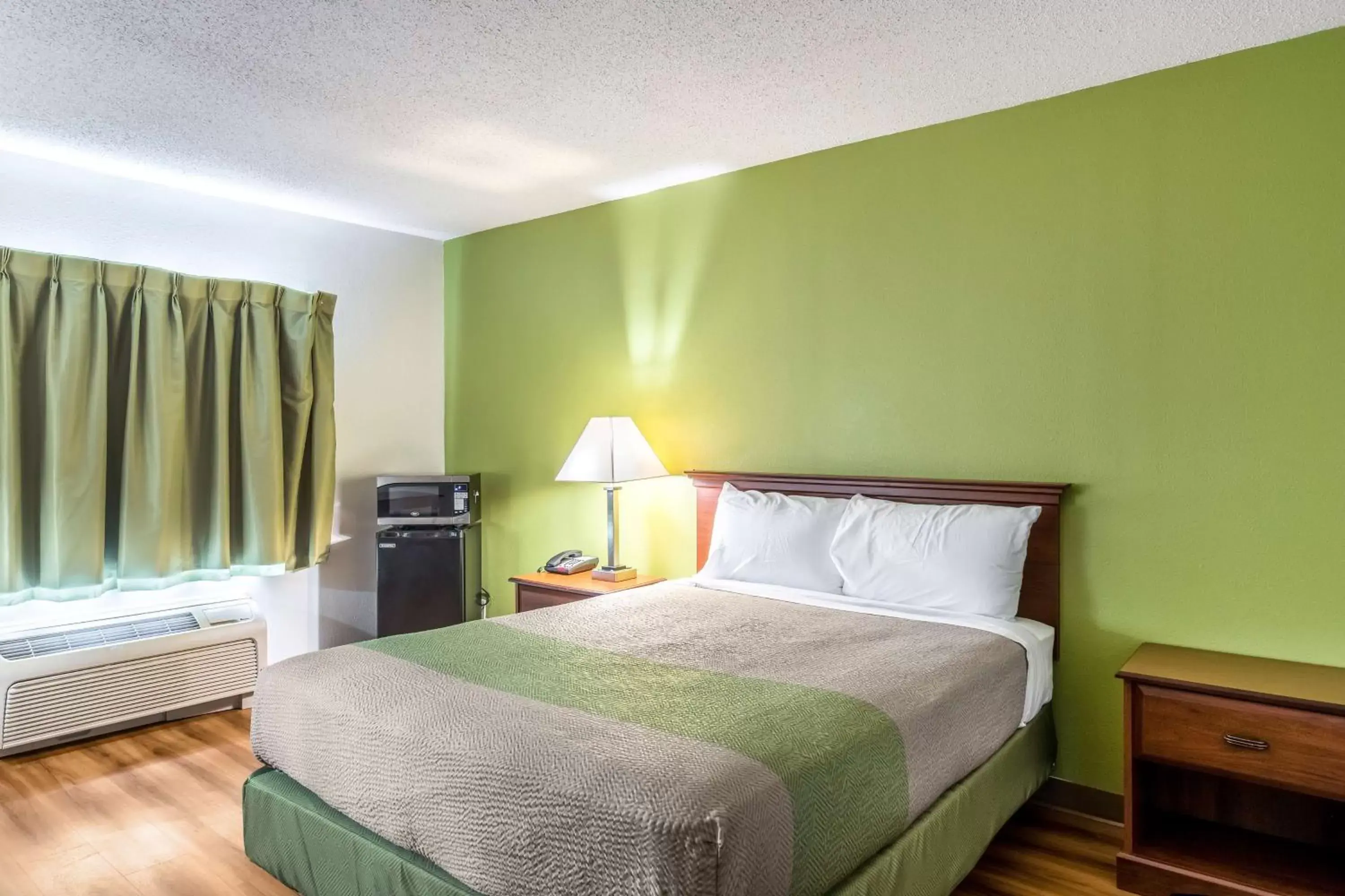 Photo of the whole room, Bed in Motel 6-Petersburg, VA - Fort Lee