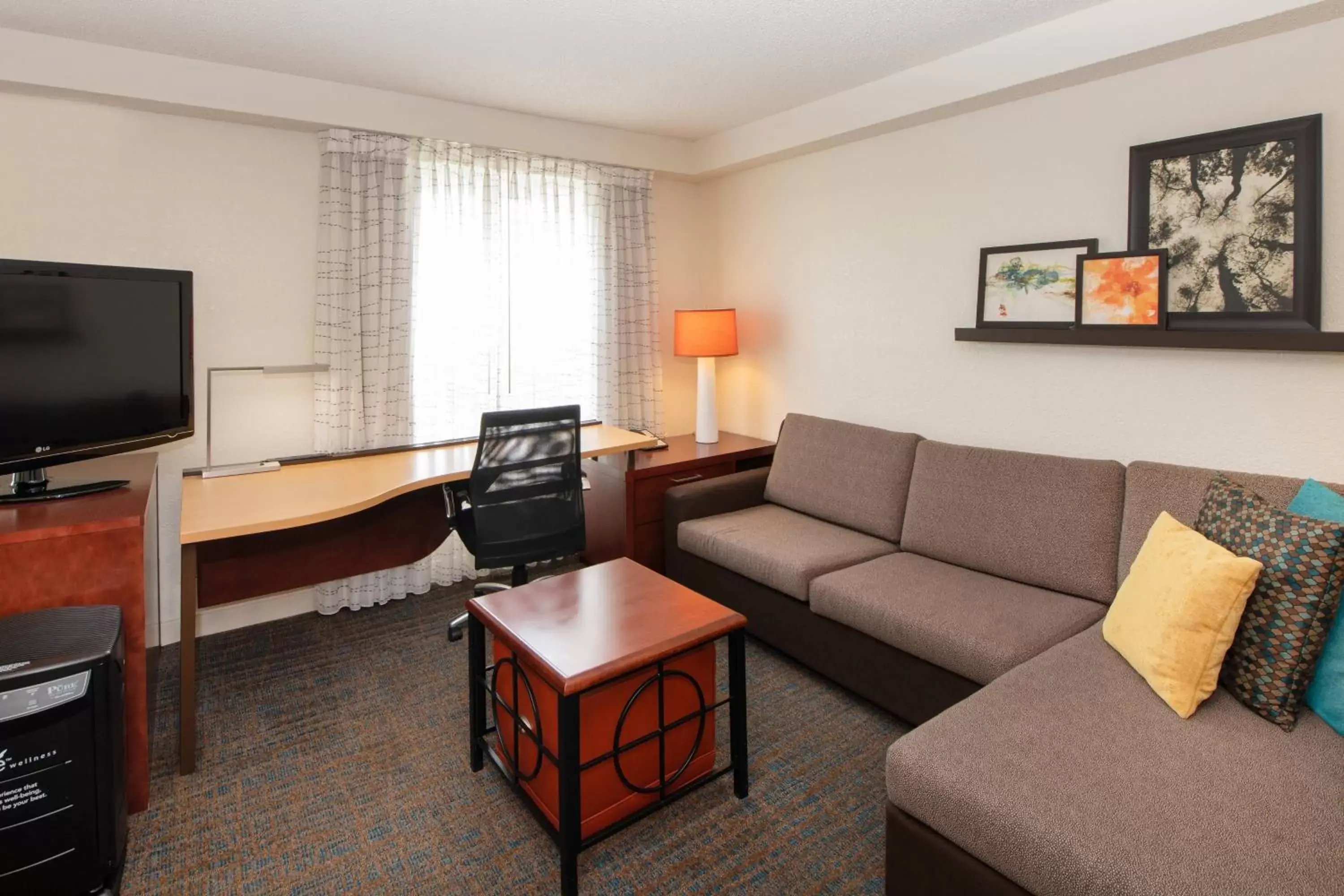 Photo of the whole room, Seating Area in Residence Inn by Marriott Newark Silicon Valley