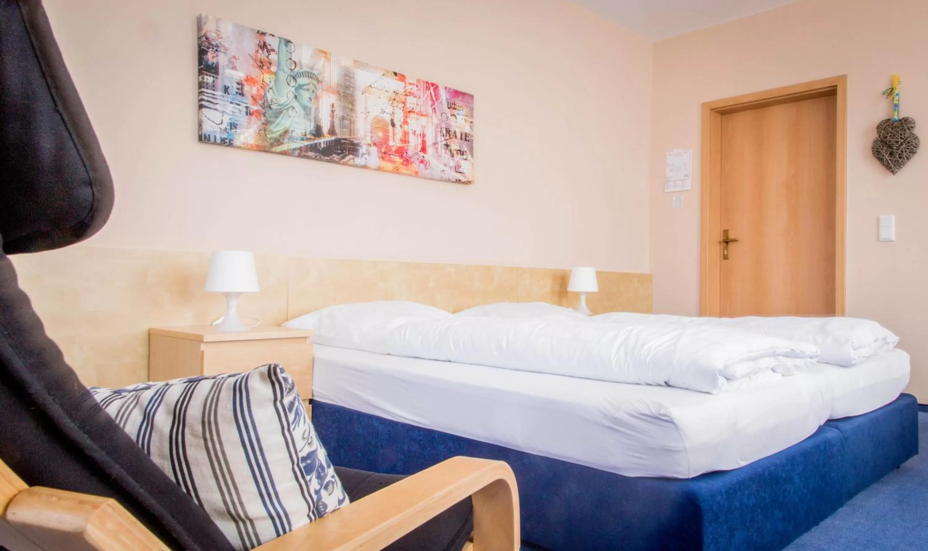 Photo of the whole room, Bed in Hotel Zum Grunewald