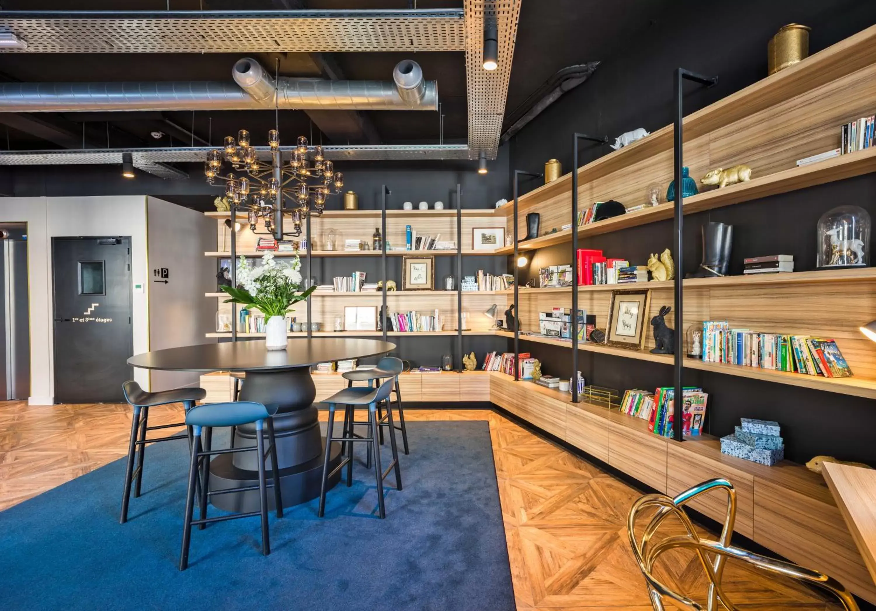 Library, Lounge/Bar in ibis Styles Laval Centre Gare