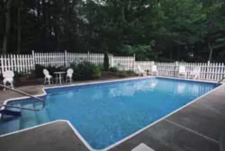 Swimming Pool in Red Elephant Inn Bed and Breakfast