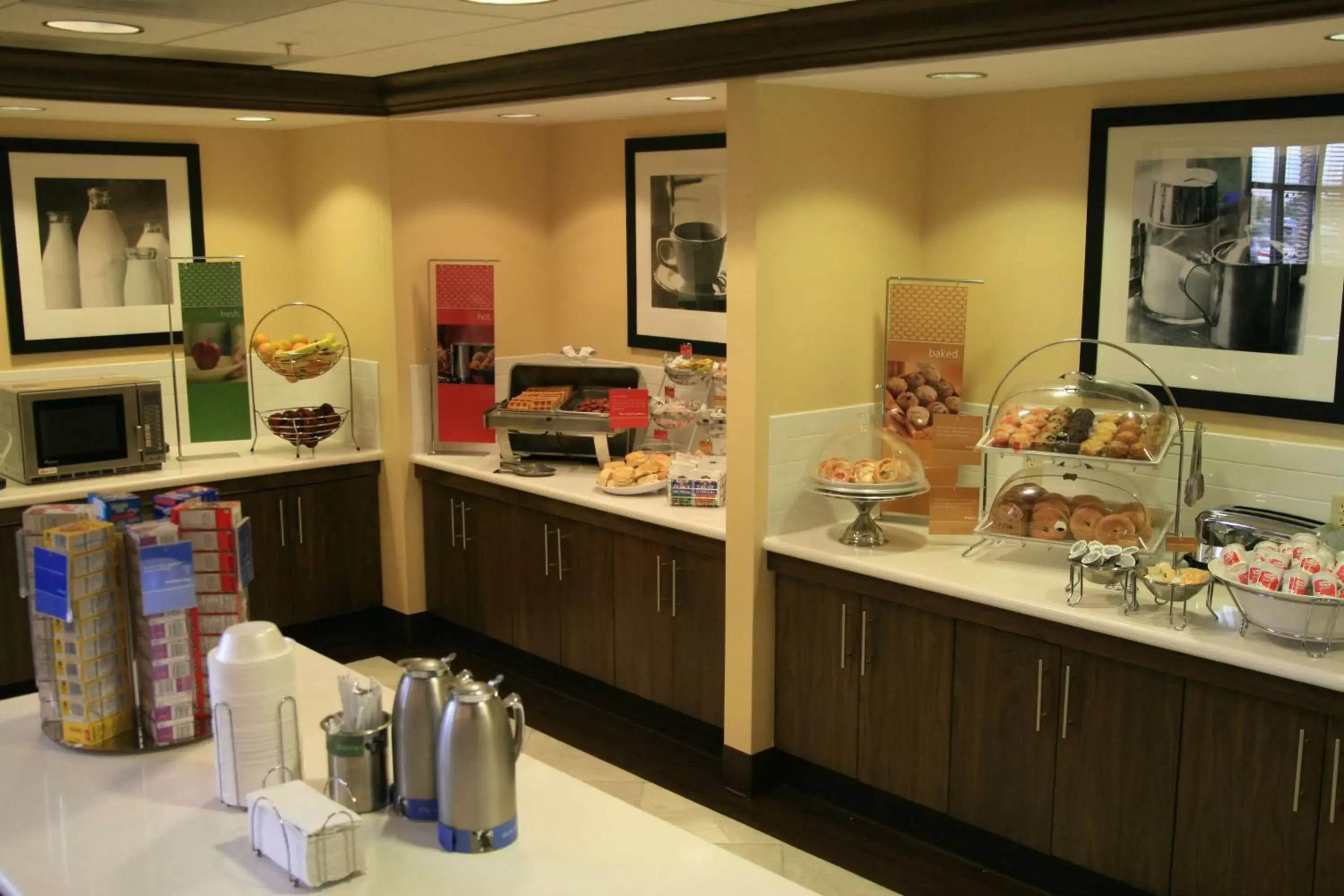 Breakfast, Kitchen/Kitchenette in Hampton Inn & Suites Las Vegas-Red Rock/Summerlin