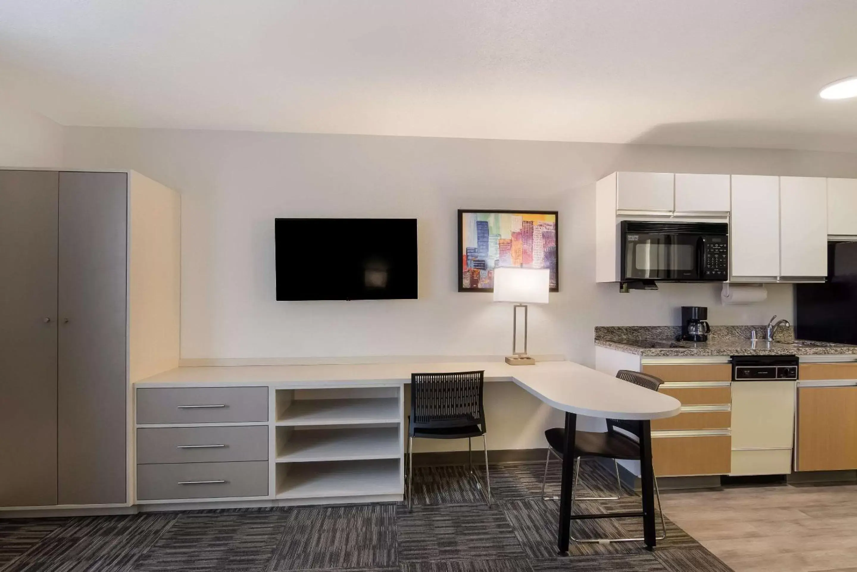 Bedroom, TV/Entertainment Center in MainStay Suites Omaha Old Mill