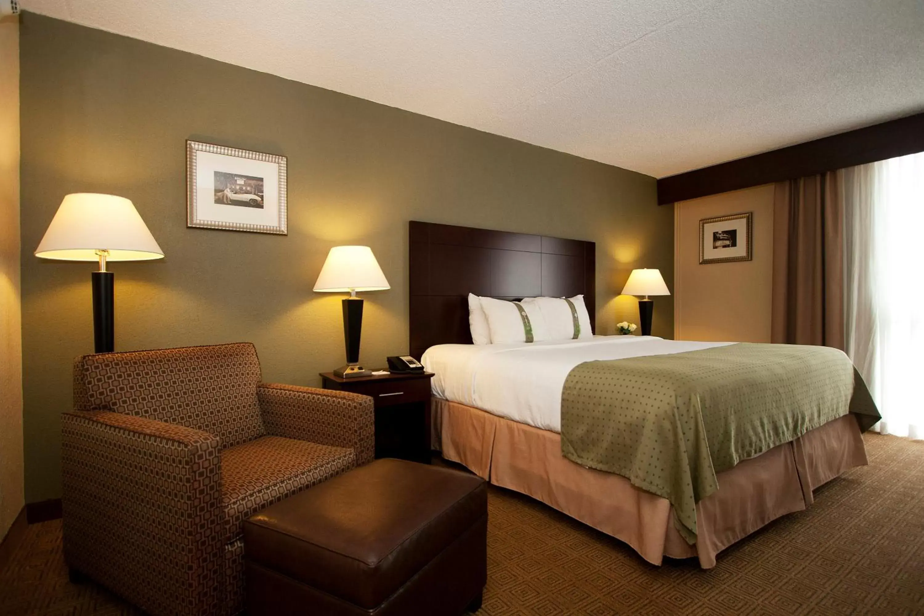 Photo of the whole room, Bed in Holiday Inn South Plainfield-Piscataway, an IHG Hotel