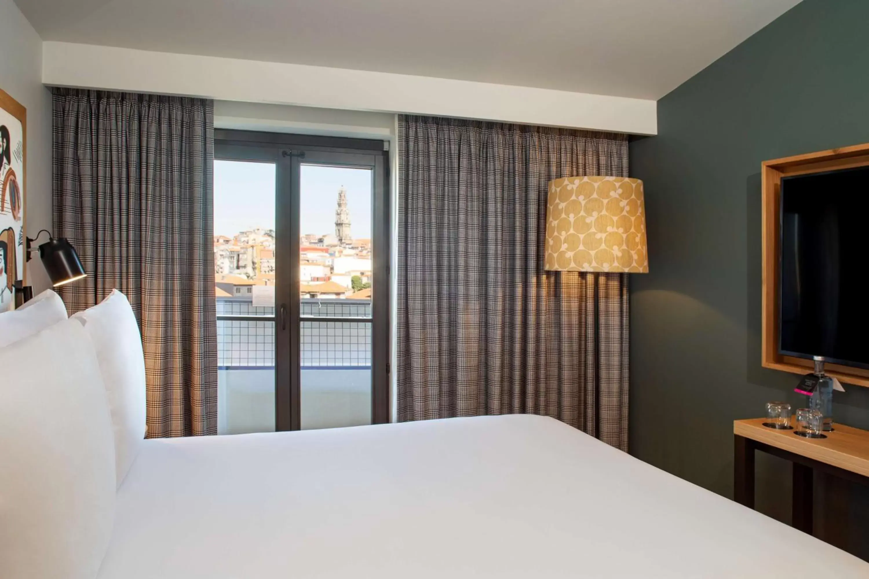 Bed in Se Catedral Hotel Porto, Tapestry Collection By Hilton